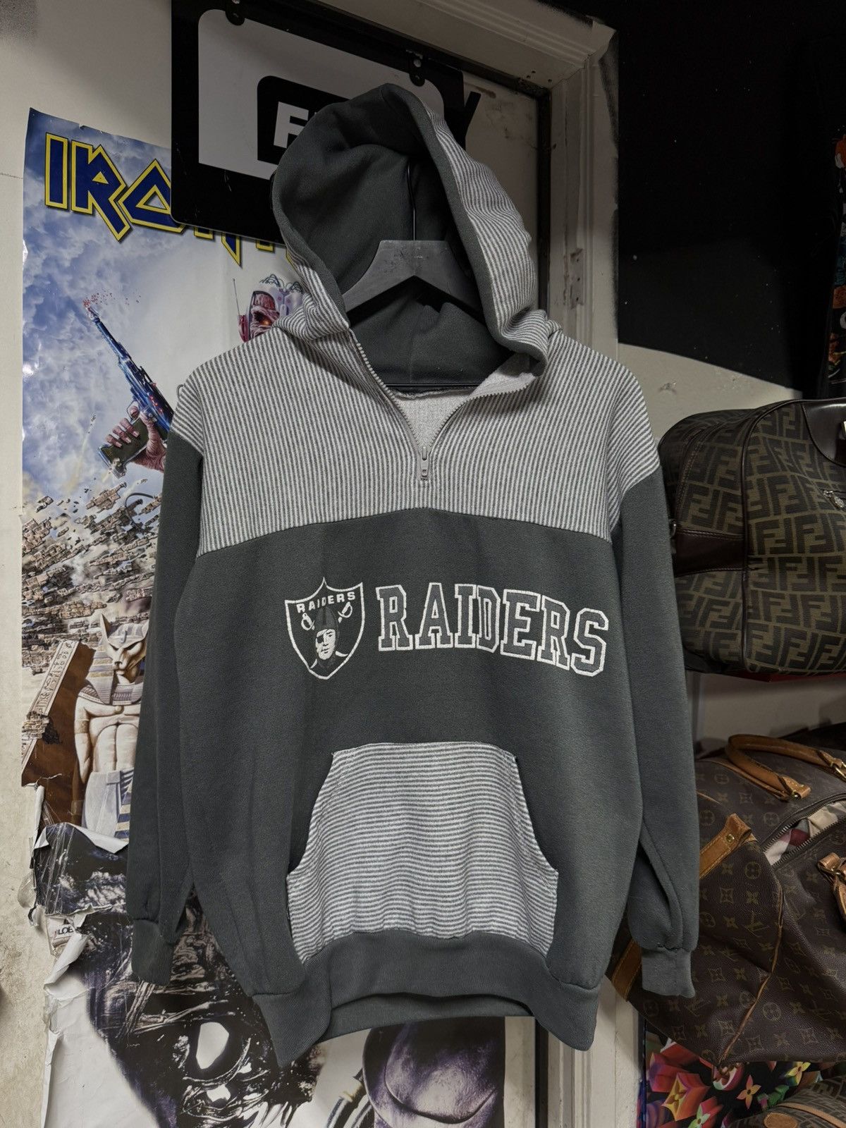 Vintage Vintage 1980’s NFL Raiders Hoodie Vtg Pullover Size Medium Size US M / EU 48-50 / 2 - 6 Thumbnail