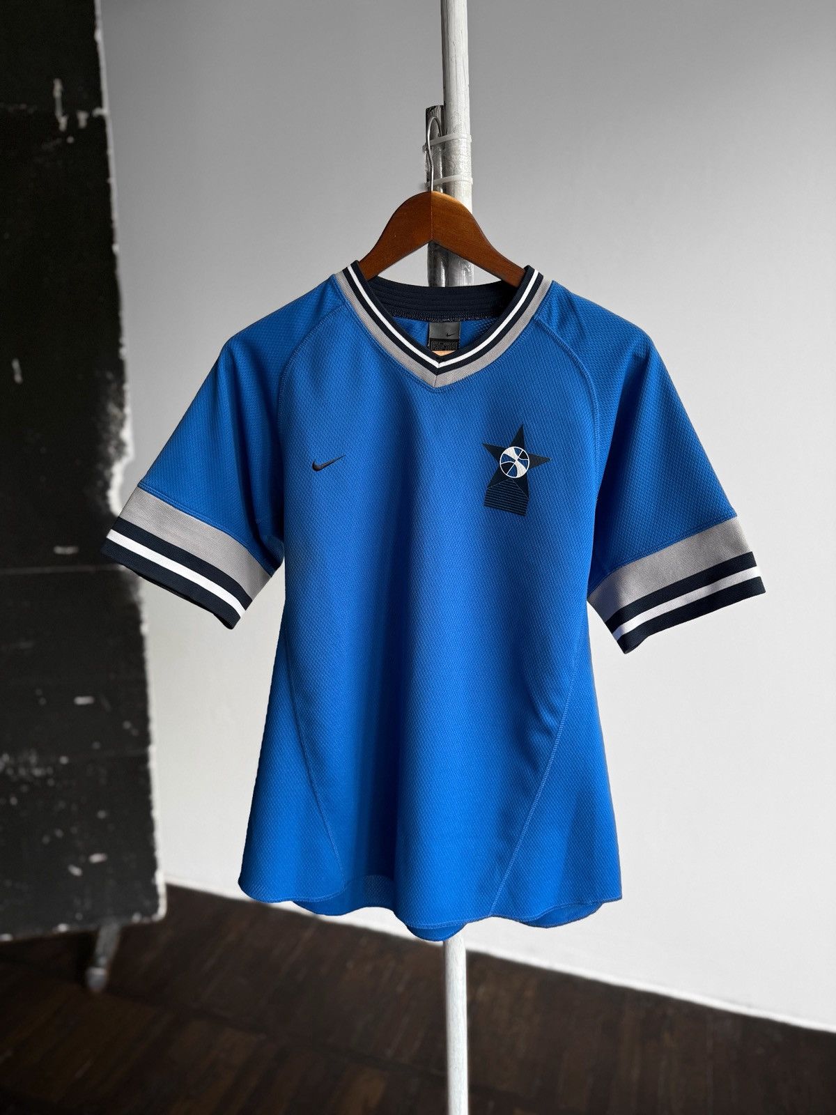 Nike Nike Mens Blue Vintage 00s V-Neck Short Sleeve Sports Jersey Size US S / EU 44-46 / 1 - 1 Thumbnail