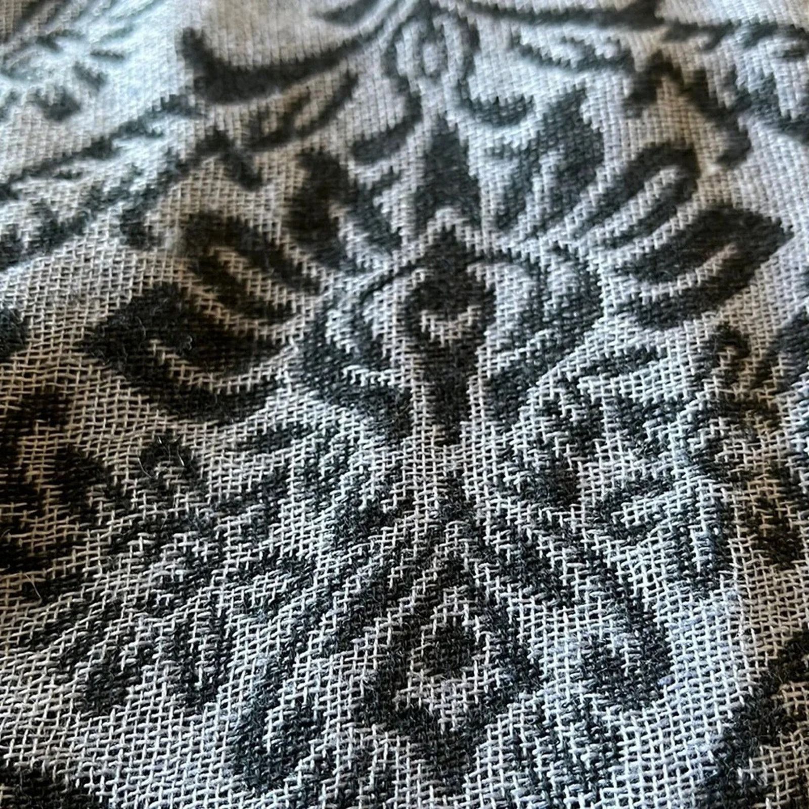 The Unbranded Brand Large unbranded scarf, 26” x 36” Size ONE SIZE - 1 Thumbnail