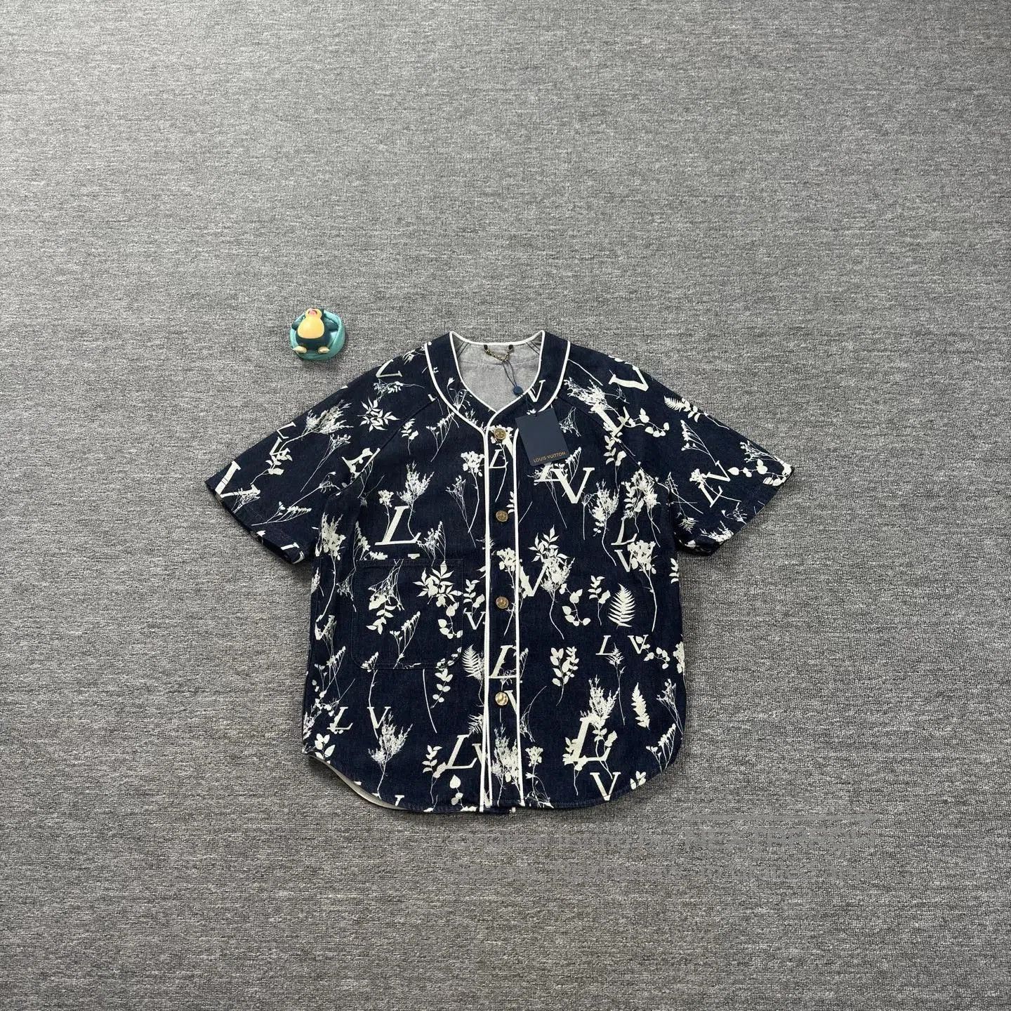 Louis Vuitton LV Floral Print Short Sleeve Shirt. Size M / US 6-8 / IT 42-44 - 1 Thumbnail