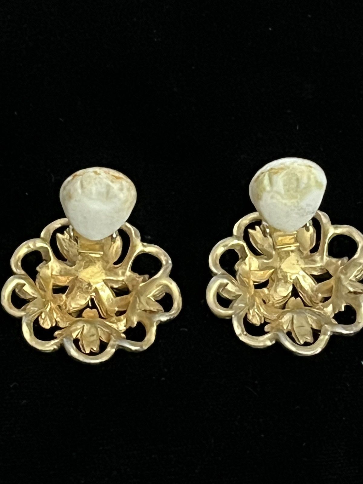 Other Vintage 60s Gold Tone Enamel Pearl Flower Clip On Earrings Size ONE SIZE - 5 Thumbnail