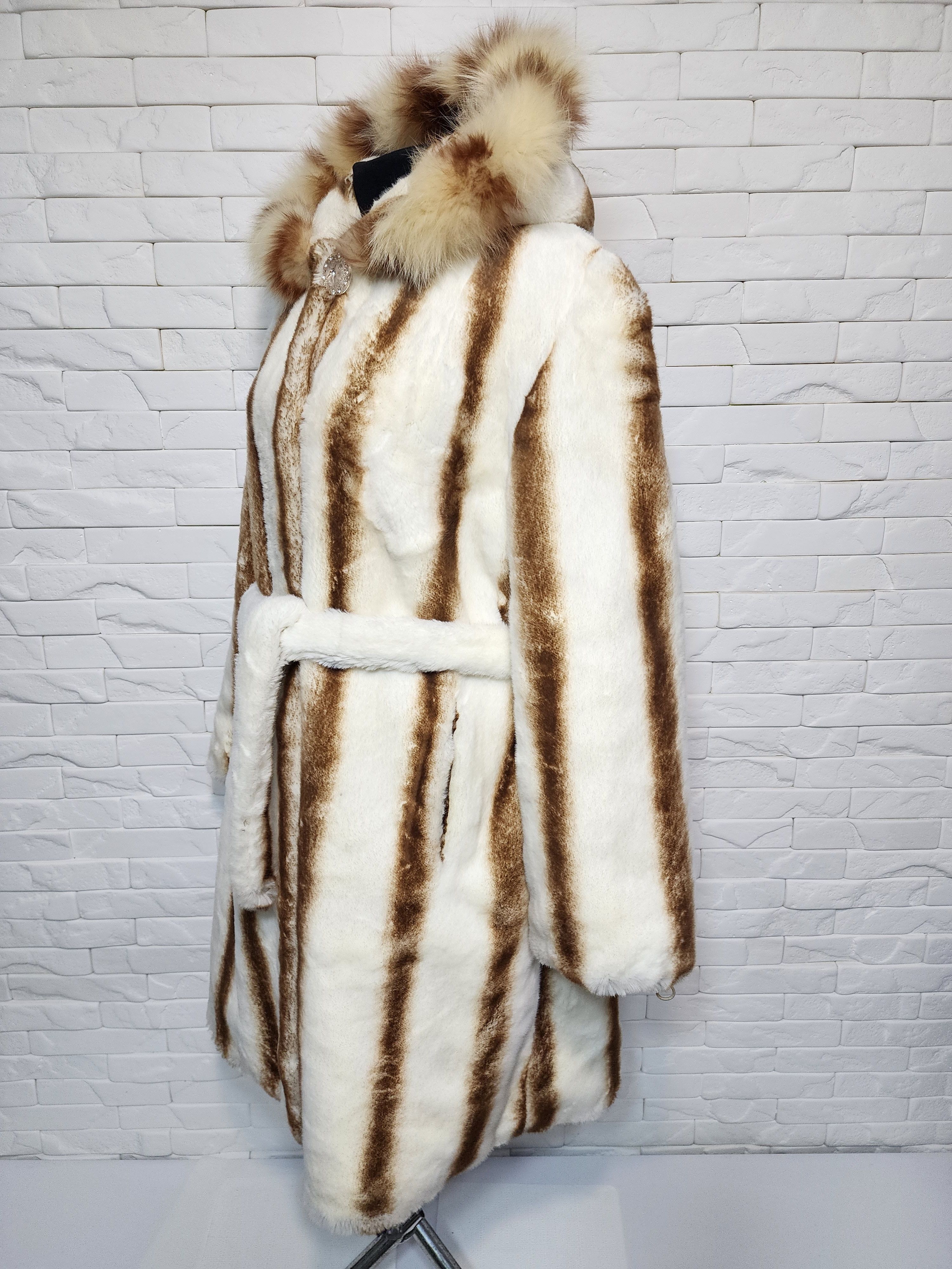 Designer Women's fur coat made of warm, reliable faux fur. Size 3XL / US 20-22 - 2 Thumbnail