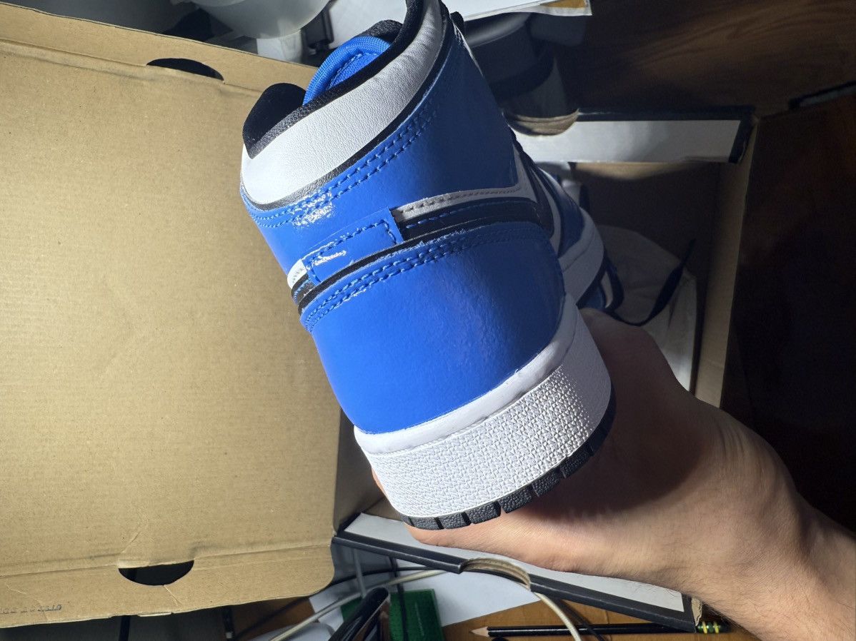 Jordan Brand × Nike Jordan 1 Mid Signal Blue (GS) Size US 4.5 / IT 34.5 - 5 Thumbnail