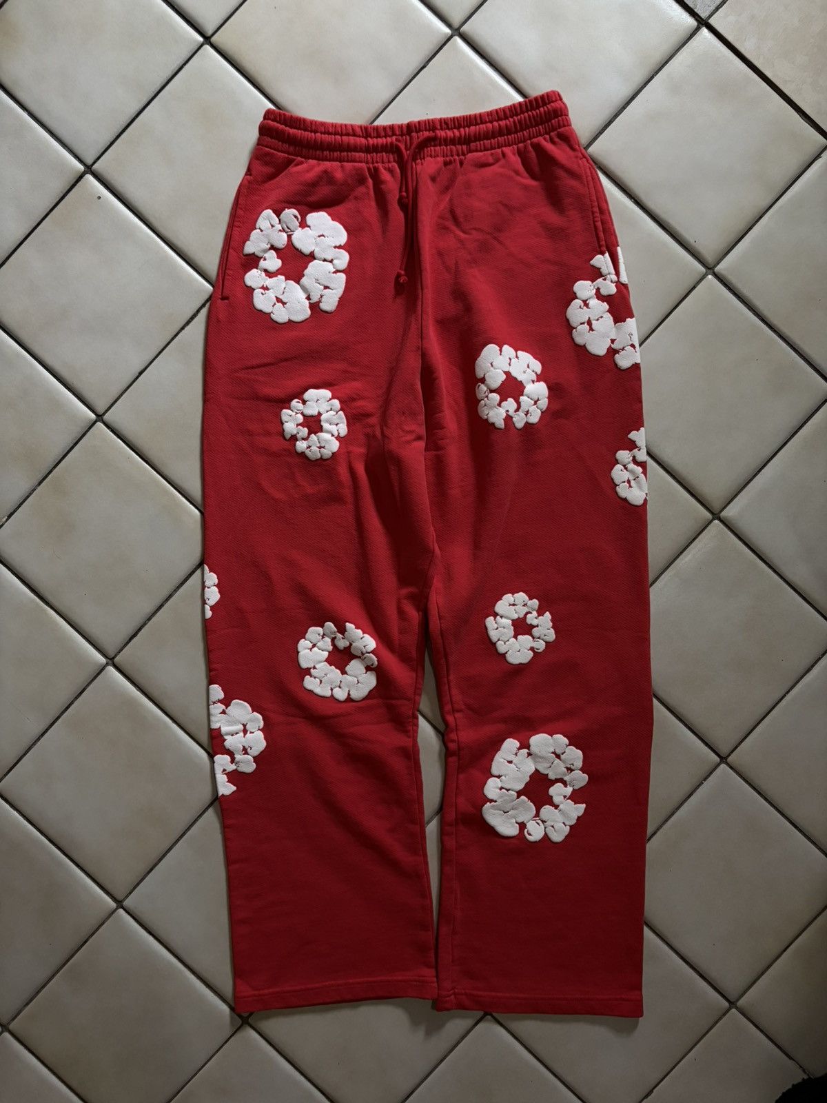 DENIM TEARS Red Denim Tears Wreath Baggy Sweatpants Size US 34 / EU 50 - 1 Thumbnail