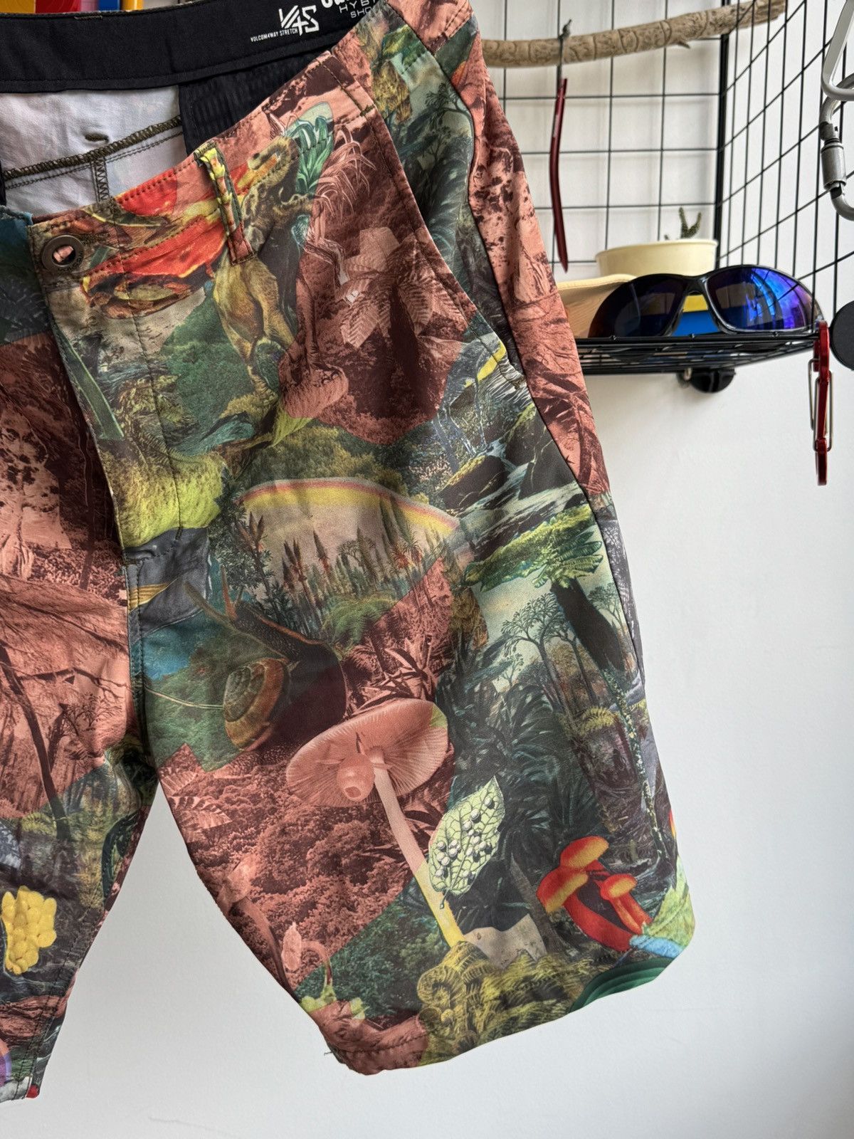 Volcom Volcom Mushrooms Trip Shorts Size US 34 / EU 50 - 2 Thumbnail