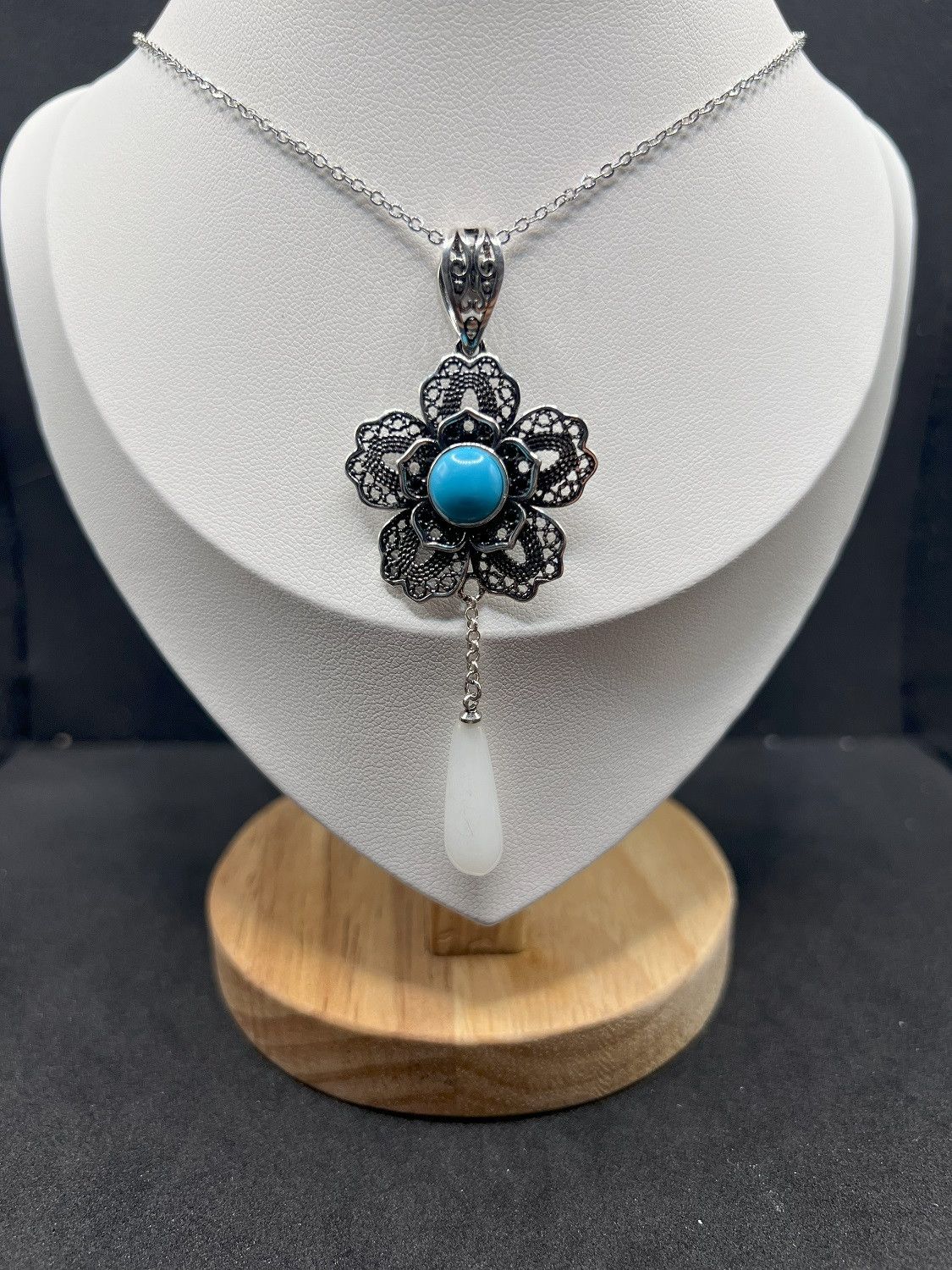 Jewelry Silver Flower Chain Necklace with White Jade Size ONE SIZE - 3 Thumbnail