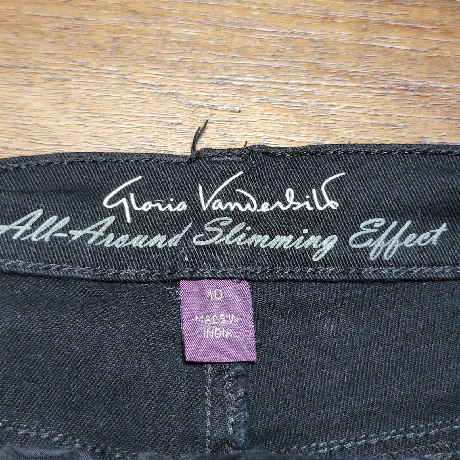Gloria Vanderbilt Gloria Vanderbilt All Slimming Amanda Skimmer Capris - 10 Size 31" - 5 Thumbnail