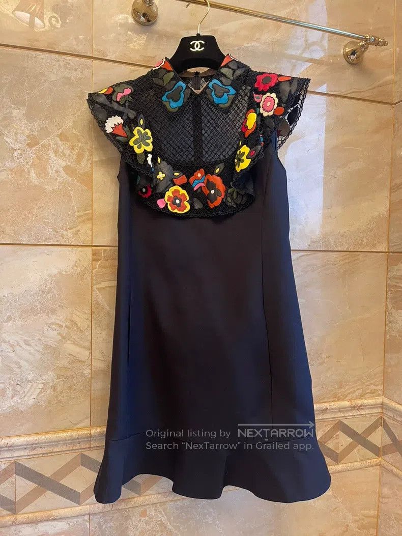 Valentino Valentino Heavy work dress Size M / US 6-8 / IT 42-44 - 1 Thumbnail