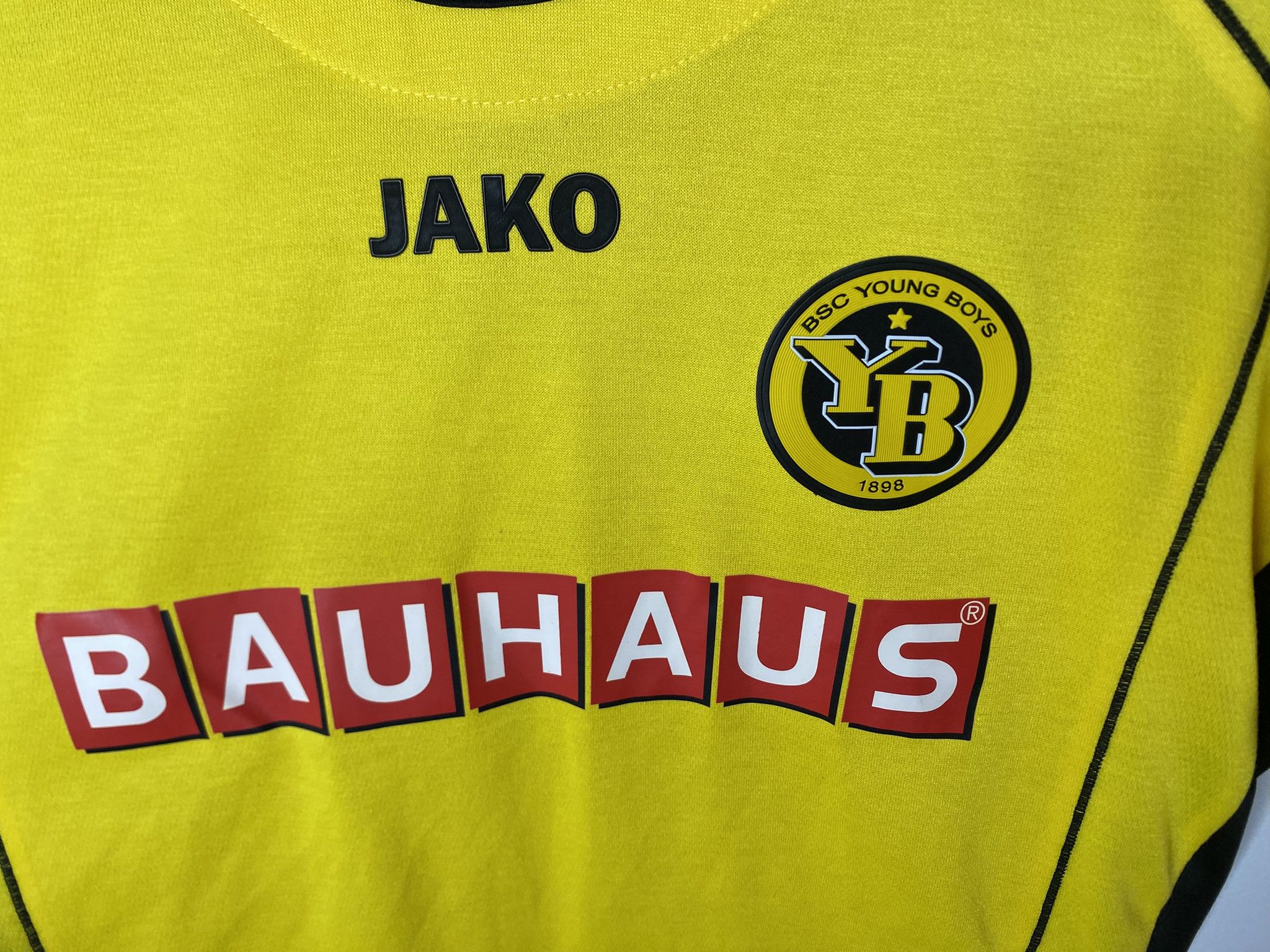 Nike BSC YOUNG BOYS 2012 2013 HOME FOOTBAL SHIRT SOCCER JERSEY Size US S / EU 44-46 / 1 - 4 Thumbnail