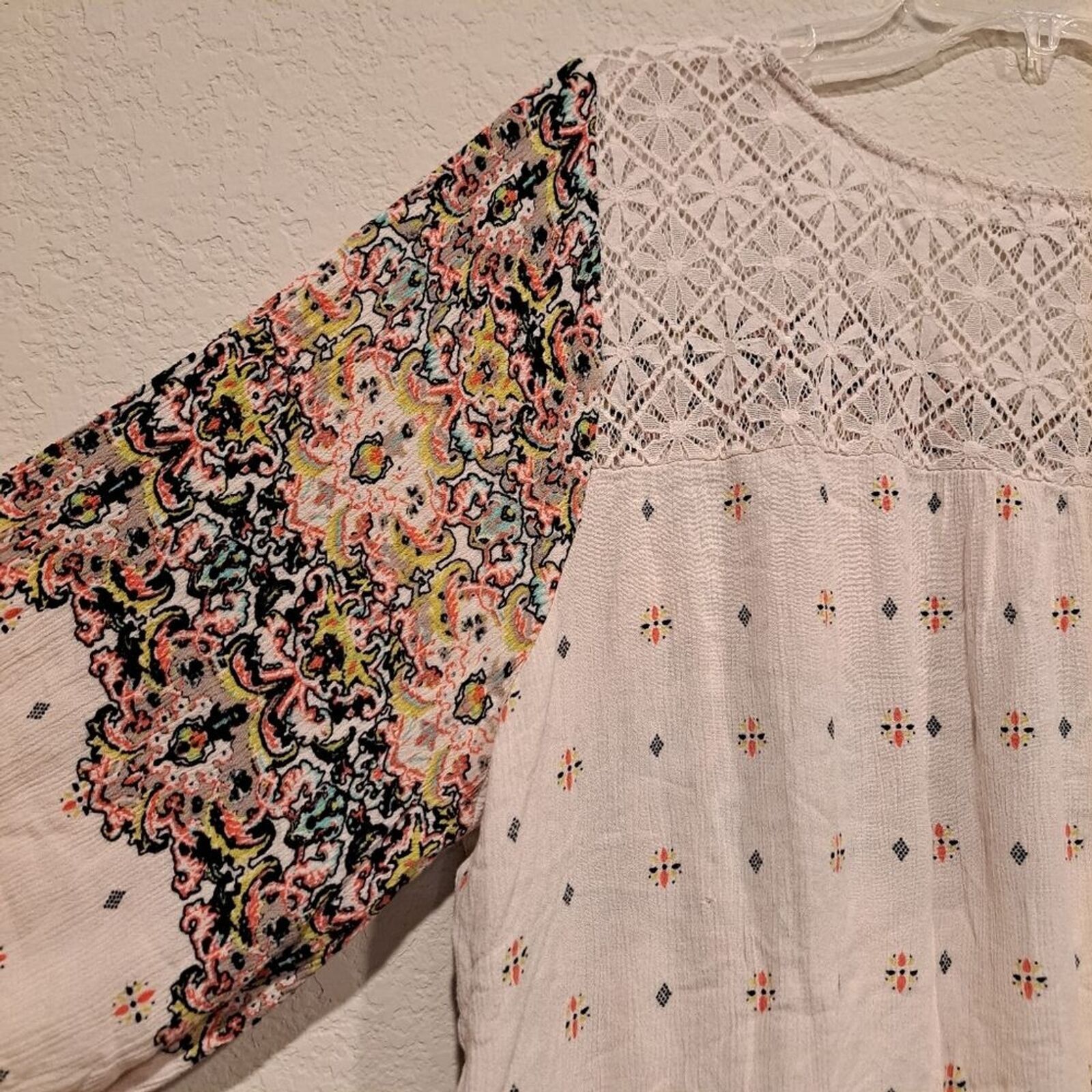 Other Eyeshadow crocheted shoulders white floral blouse size 2X Size XXL / US 16-18 / IT 52-54 - 6 Thumbnail