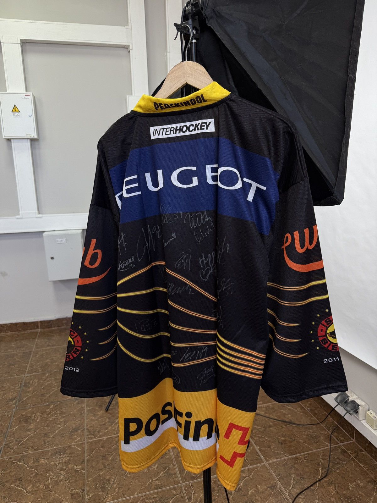 NHL 🇨🇭 2011 SC Bern Switzerland Hockey Jersey Team Signed Peugeot Size US XL / EU 56 / 4 - 2 Thumbnail