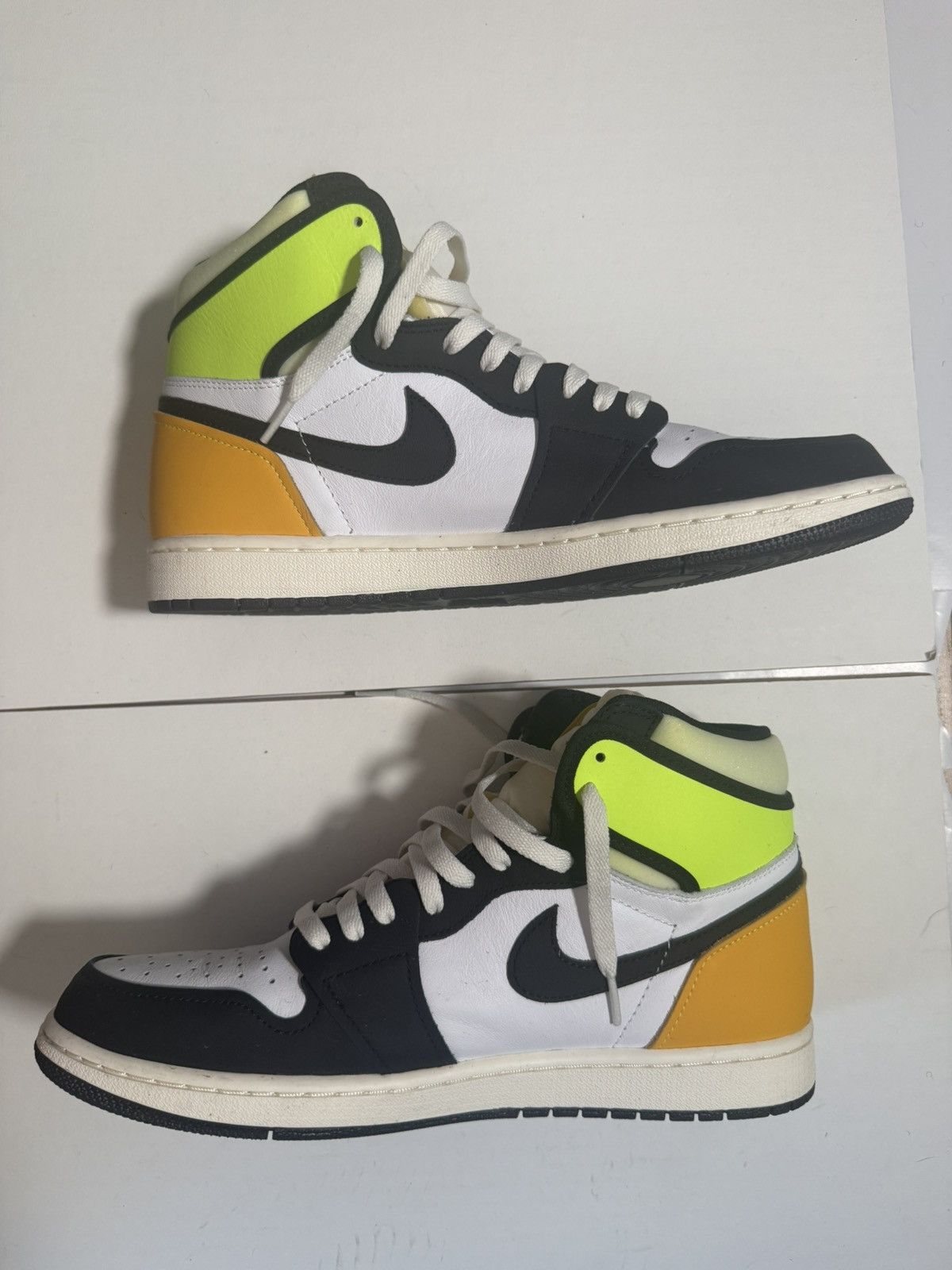 Jordan Brand Jordan 1 High - Volt Gold Size US 11.5 / EU 44-45 - 3 Thumbnail