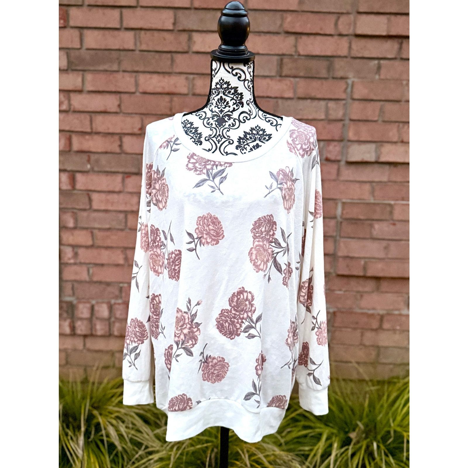 Other NWT Torrid Cream & Floral Pattern Cozy Soft Top Sz 2X 18-20 Size XXL / US 16-18 / IT 52-54 - 1 Thumbnail
