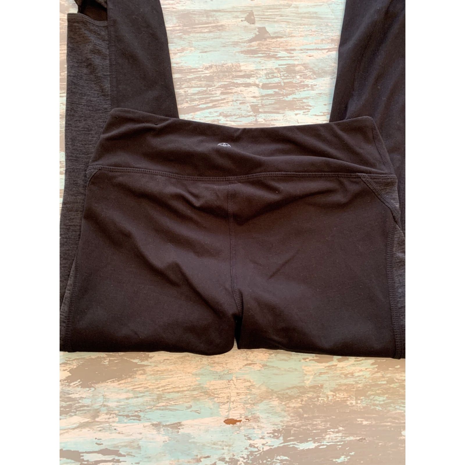 Vintage VINTAGE Small Gaiam Women's Black Gray Activewear Leggings Twist Detail Hem Size 27" / US 4 / IT 40 - 8 Thumbnail