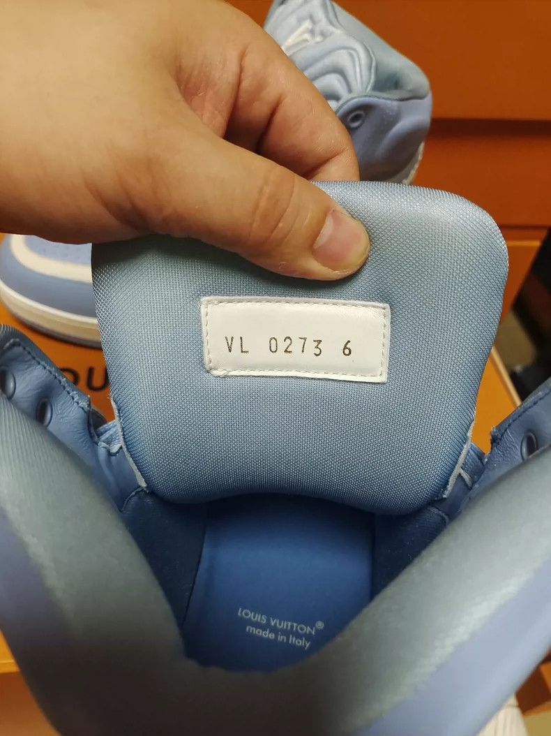Louis Vuitton Louis Vuitton Trainer blue and white sneakers Size US 7 / EU 40 - 7 Thumbnail