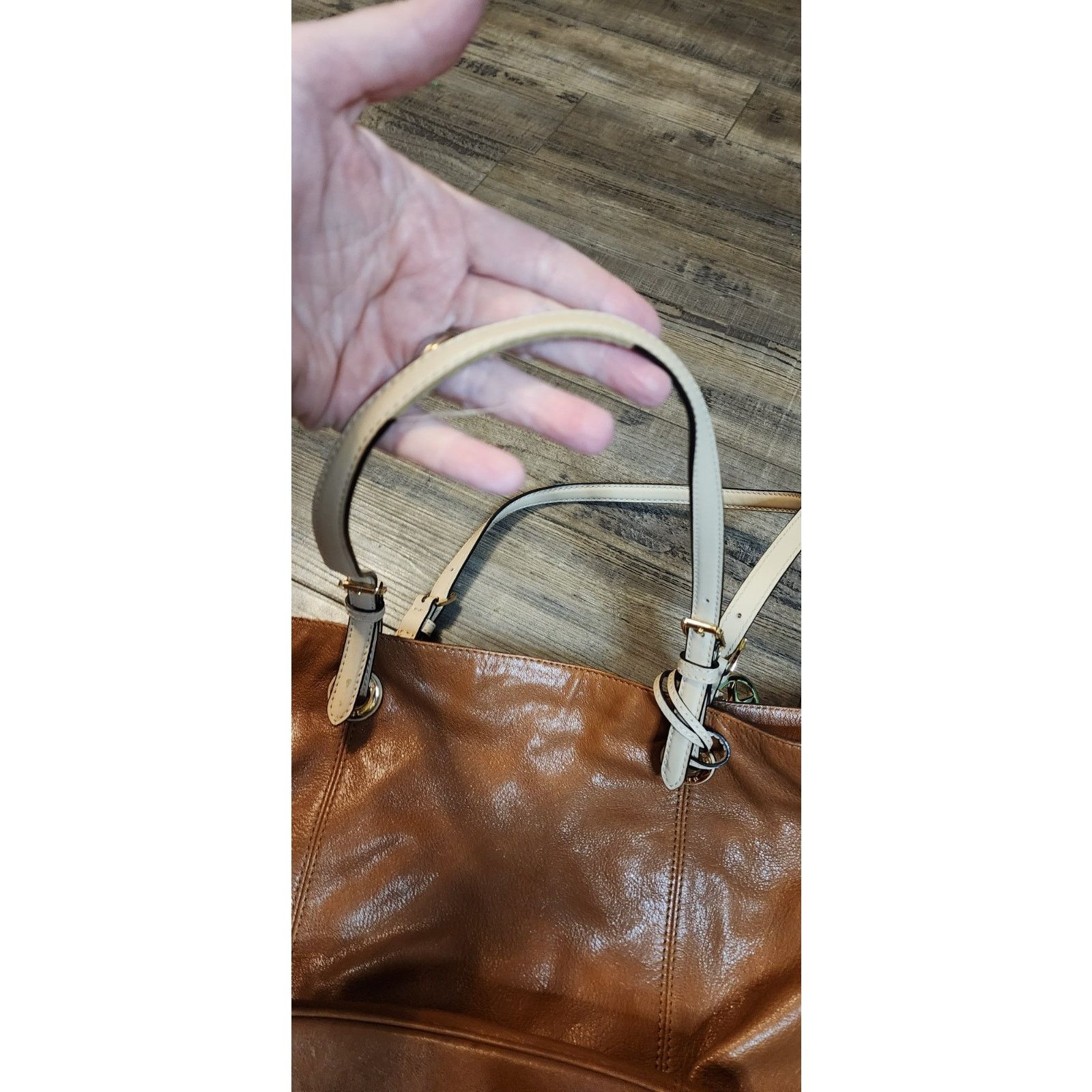 Michael Kors Michael Kors Brown Leather Purse 1 Spot Inside Strap Worn Y Size ONE SIZE - 5 Thumbnail