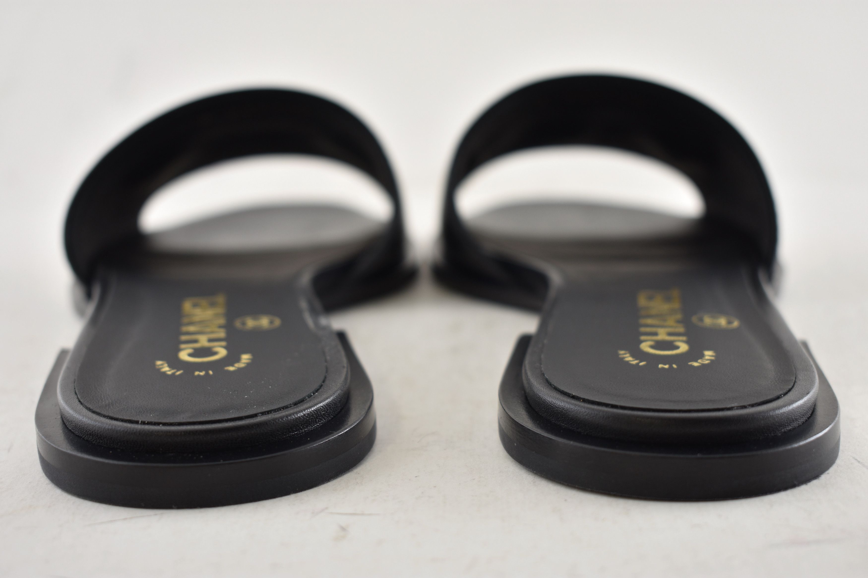 Chanel Chanel 23B Leather Gold CC Logo Mule Slides Sandals Flat 38 Size US 8 / IT 38 - 16 Thumbnail