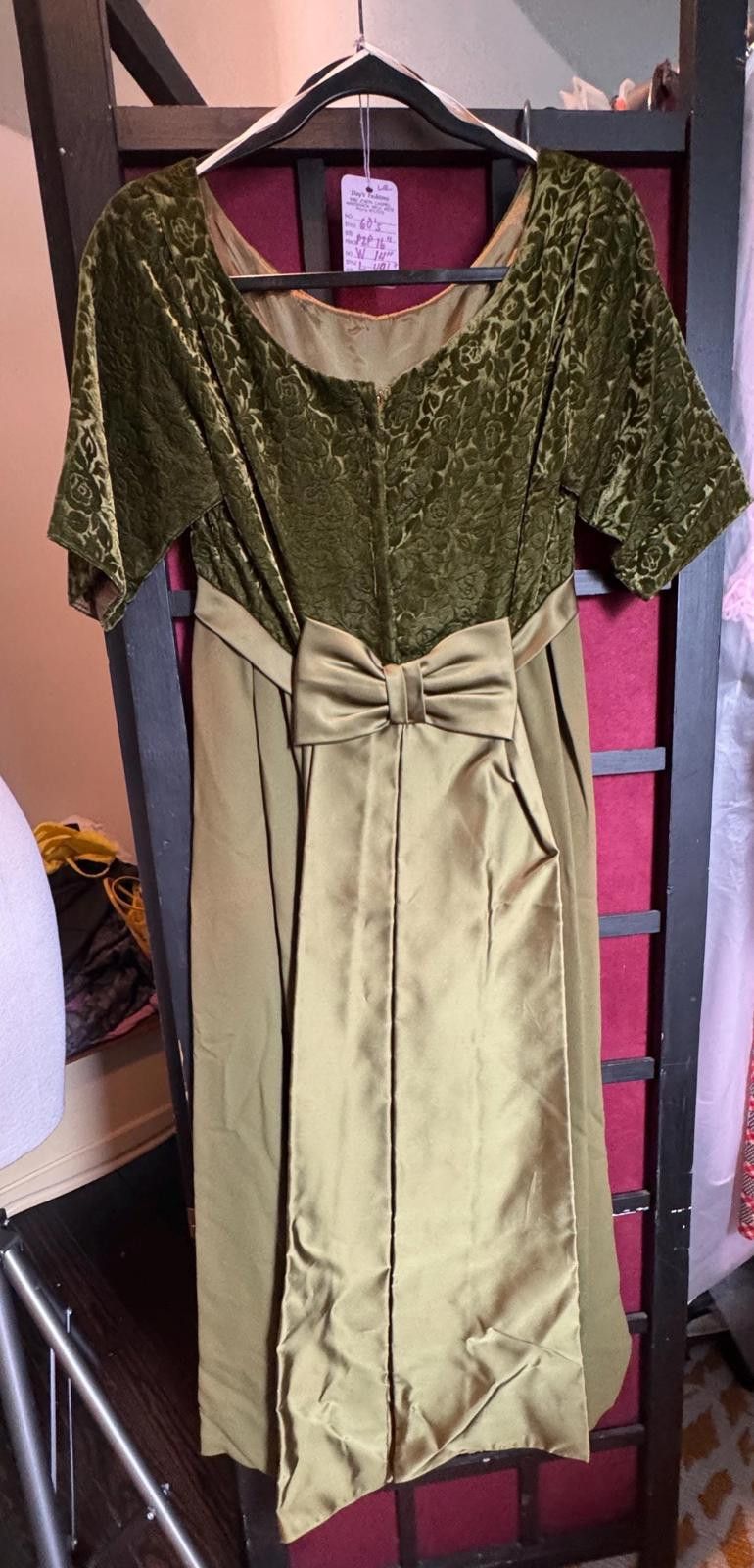 Designer 1960s dress olive green velvet with satin bows true vintage Size S / US 4 / IT 40 - 3 Thumbnail
