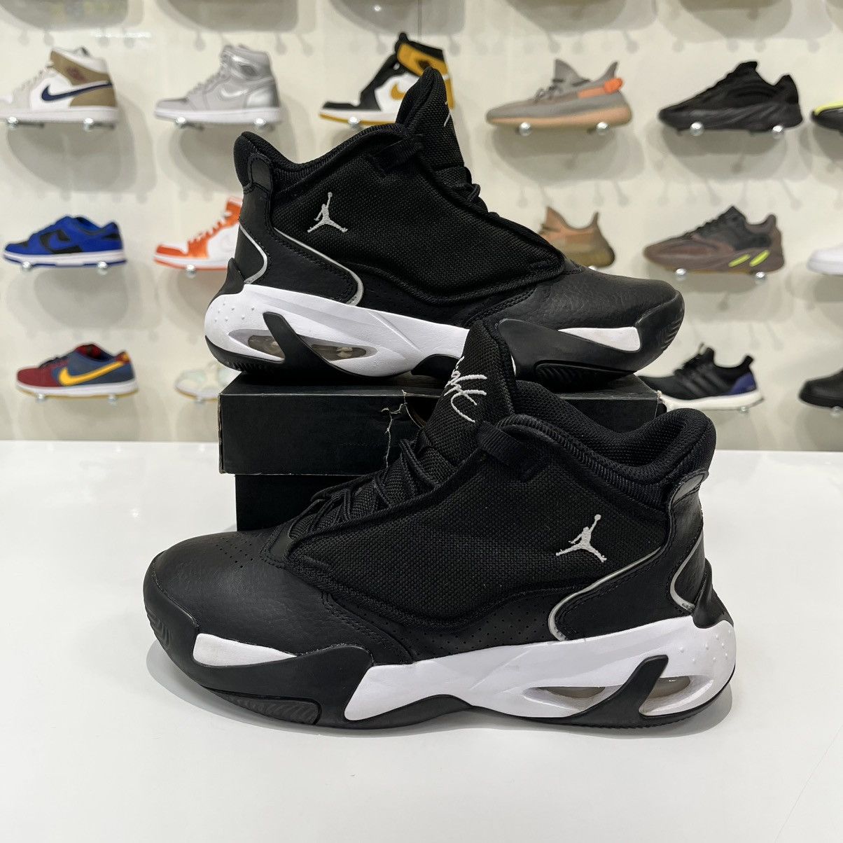 Nike Air Jordan Max Aura 4 Black Metallic Silver (GS) Size US 6 / EU 39 - 1 Thumbnail