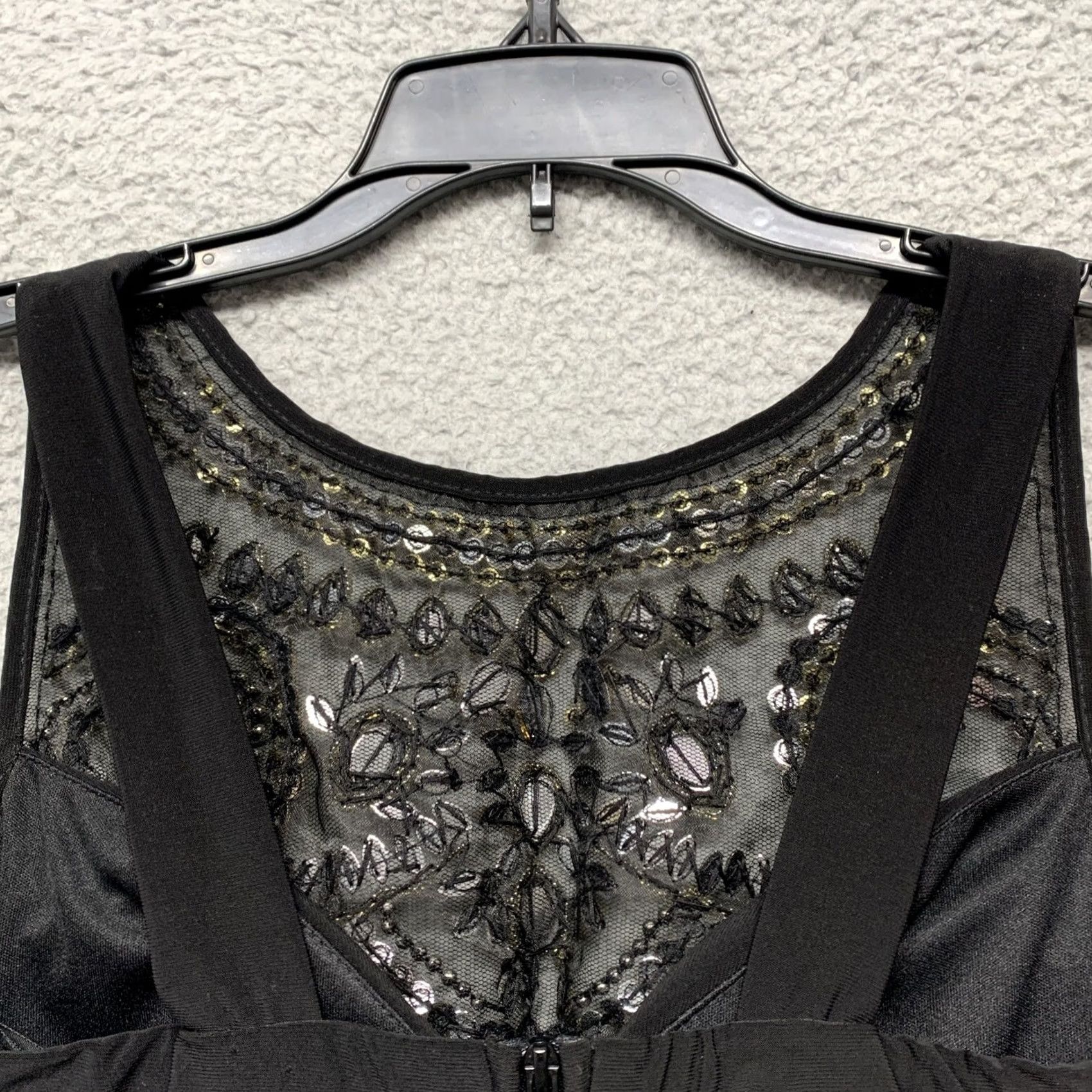 Vintage Windsor Halter Top Dressy Women’s/Misses Black Gold Zip Closure Built-In Bra Stretch 1/2 Size Slim Used Size XS / US 0-2 / IT 36-38 - 6 Thumbnail