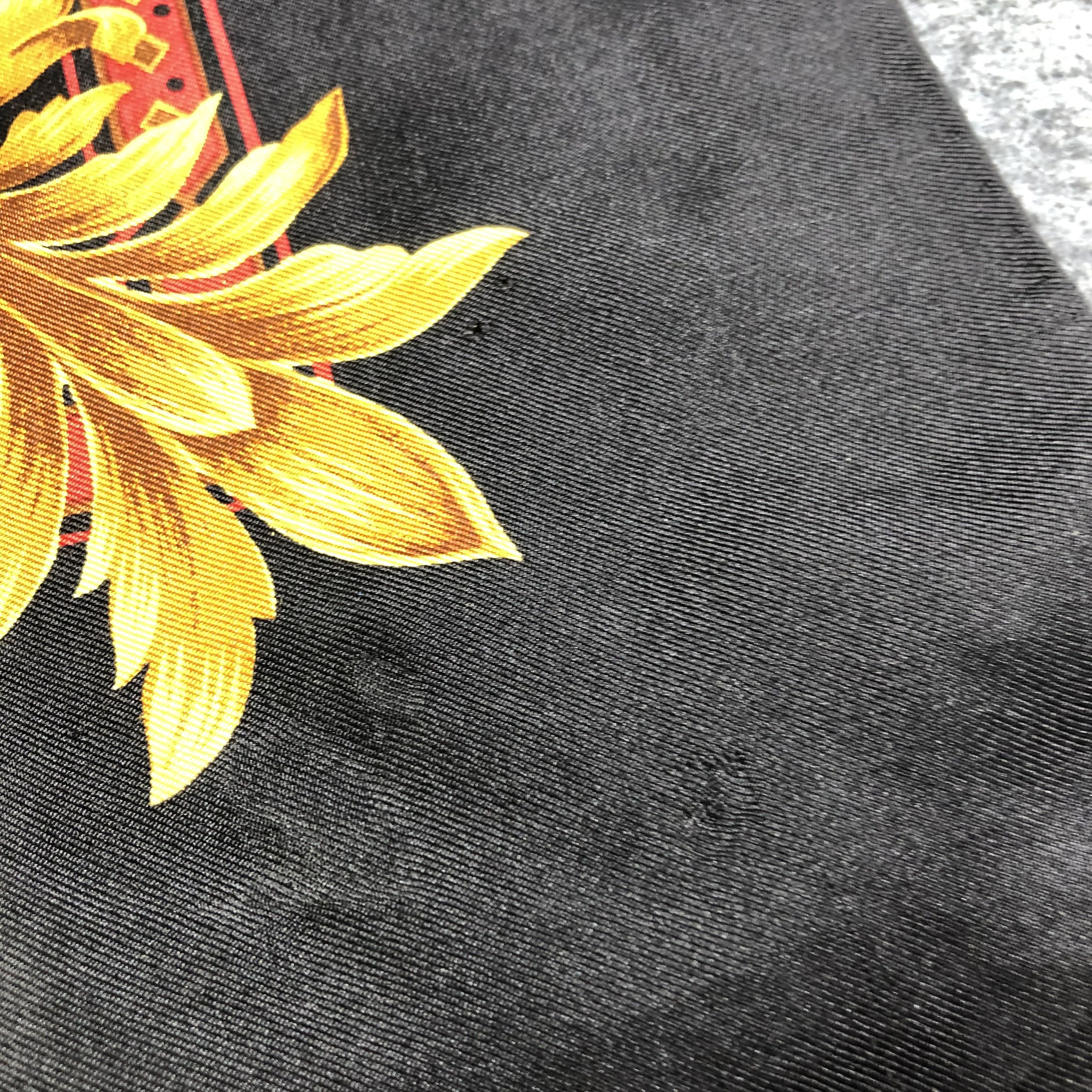 Japanese Brand Luxury Valentino Garavani Baroque Floral Silk Scarf M643 Size ONE SIZE - 5 Thumbnail