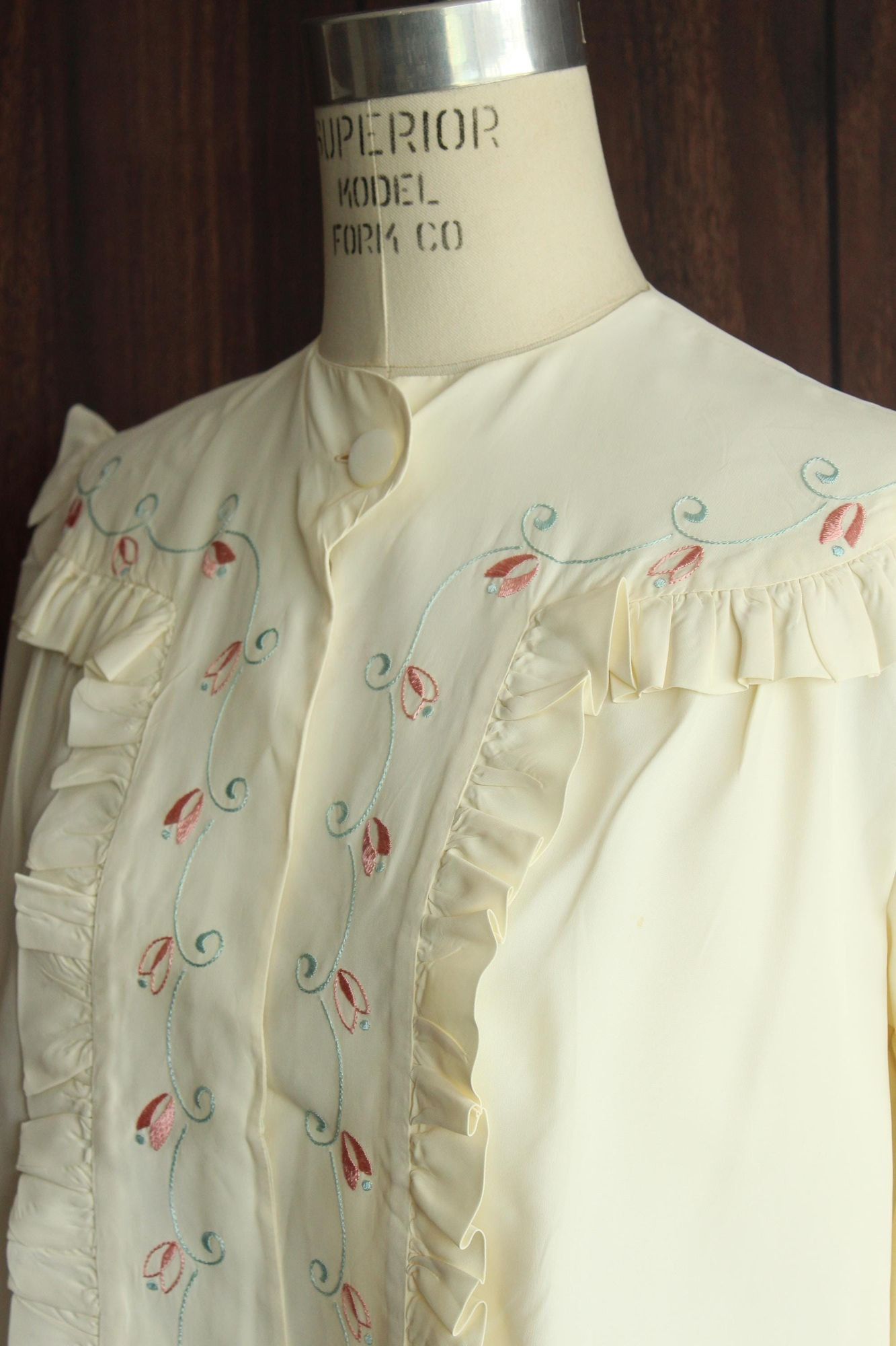 Vintage Vintage 1940s Bed Jacket, Winter White Rayon with Blue and P Size ONE SIZE - 6 Thumbnail