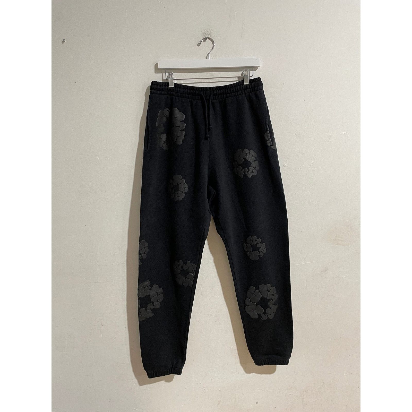 DENIM TEARS DENIM TEARS BLACK MONO WREATH SWEATPANT SIZE LARGE PREOWNED Size US 30 / EU 46 - 1 Thumbnail