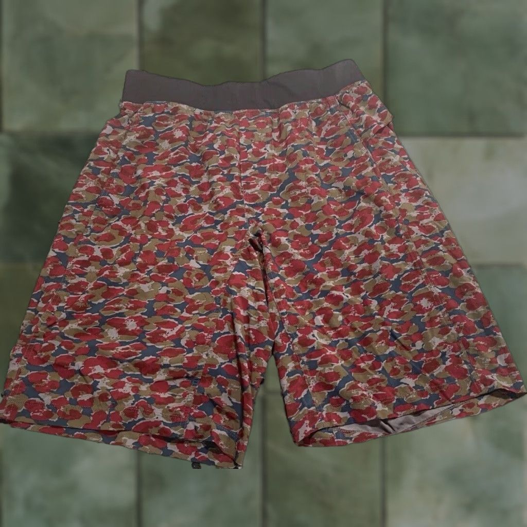 Lululemon VINTAGE Lululemon The Assert Shorts Mens M Red Black Urban Leopard 11'' Athletic Size US 31 - 1 Thumbnail
