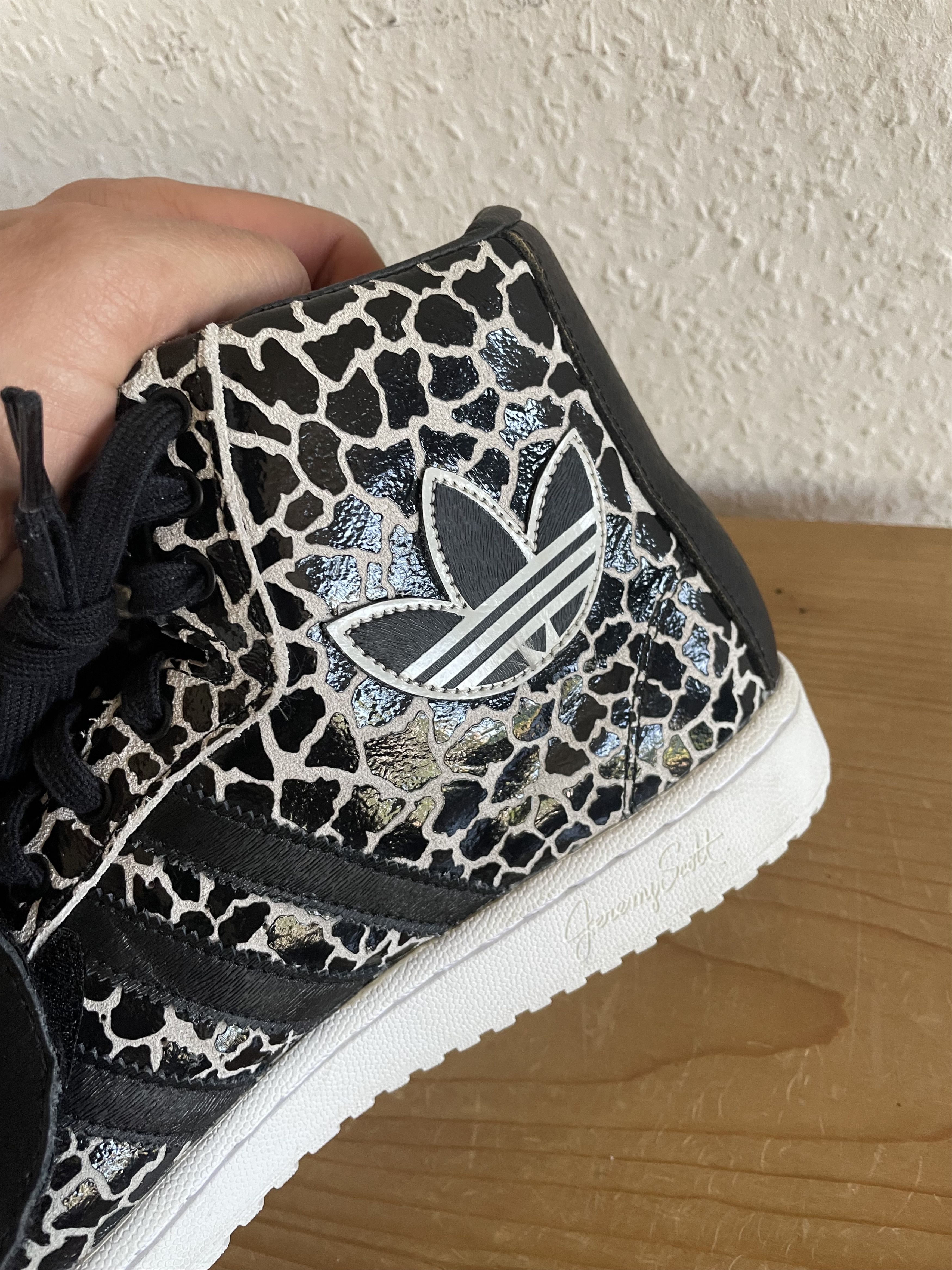 Adidas × Jeremy Scott JS Letters Giraffe Size US 9 / EU 42 - 9 Thumbnail