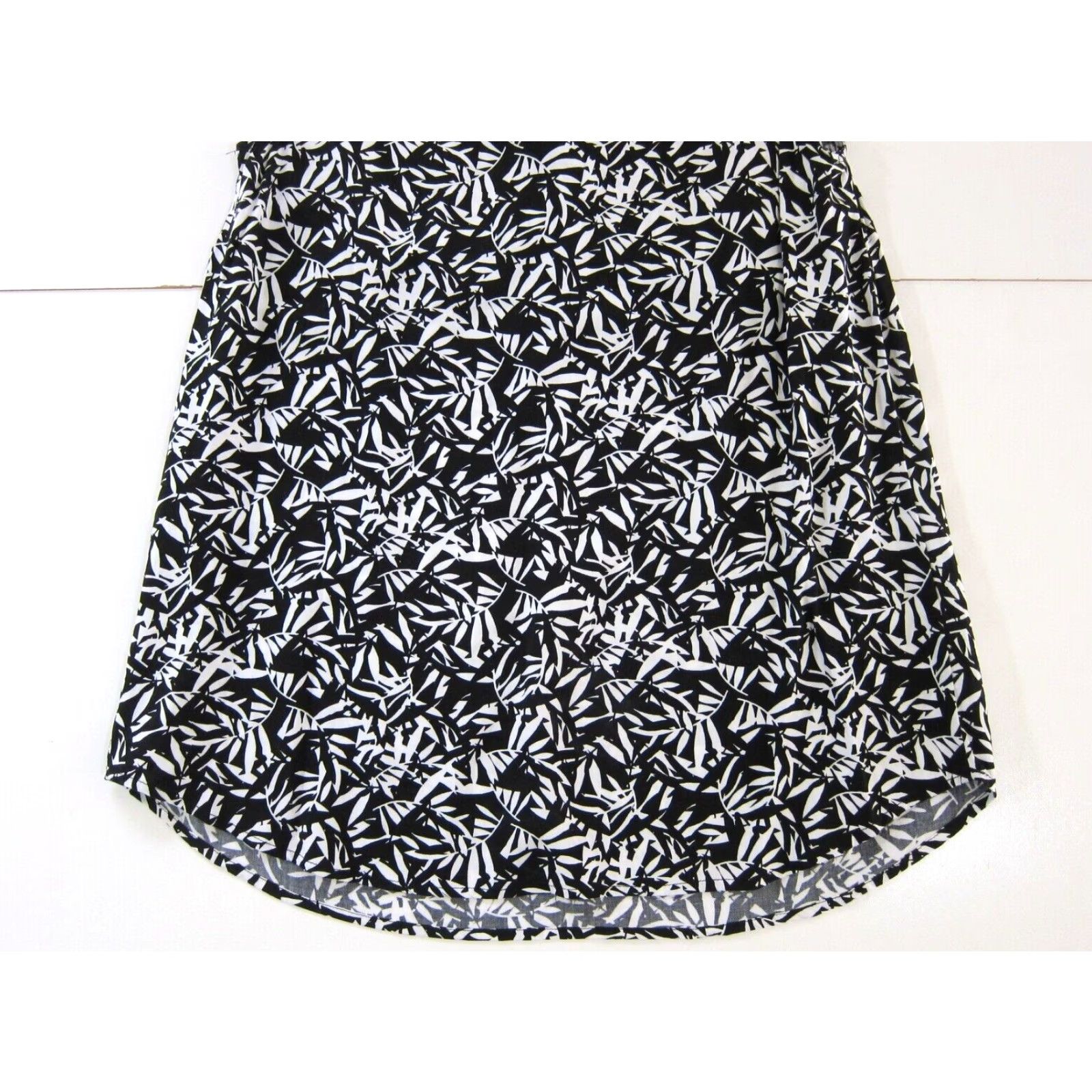 Vintage Woman Within Blouse Women Sleeveless V-Neck Rayon Floral Black White Tunic 14/16 M Size XL / US 12-14 / IT 48-50 - 5 Thumbnail