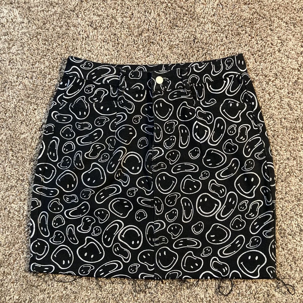 Designer × Vintage En;semble Y2K Black and white smiley face mini skirt size s Size 27" / US 4 / IT 40 - 1 Thumbnail