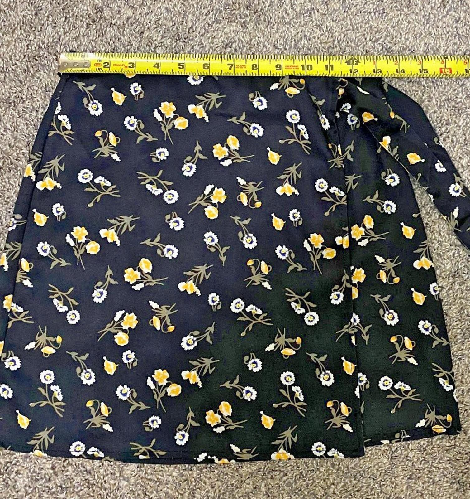 Other FASHION UNION Floral Mini Skirt with Tie (US 4) Size 27" / US 4 / IT 40 - 4 Thumbnail