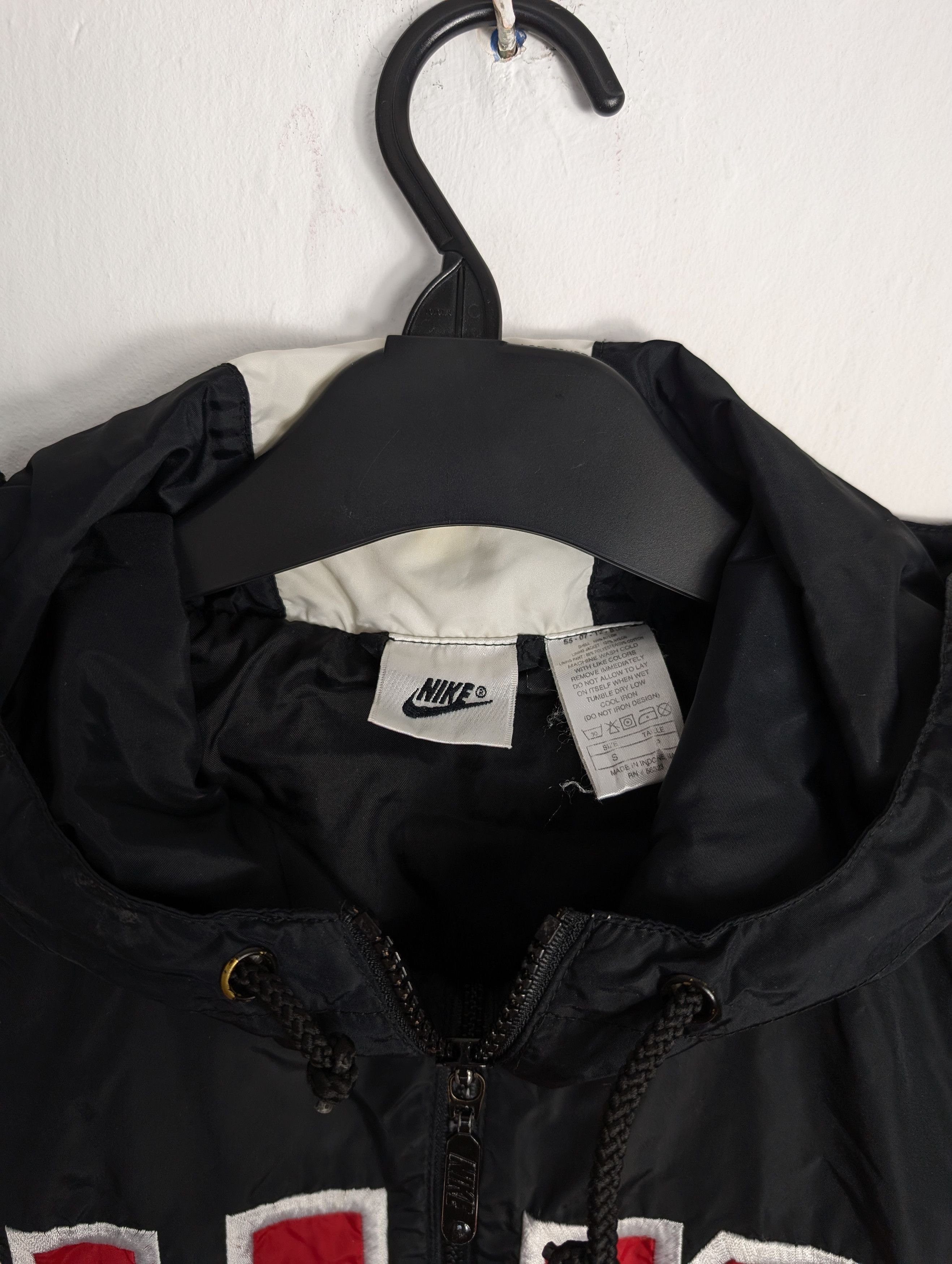 Nike Vintage Nike Sports Classics Windbreaker Jacket Boxy Y2K Size US S / EU 44-46 / 1 - 4 Thumbnail