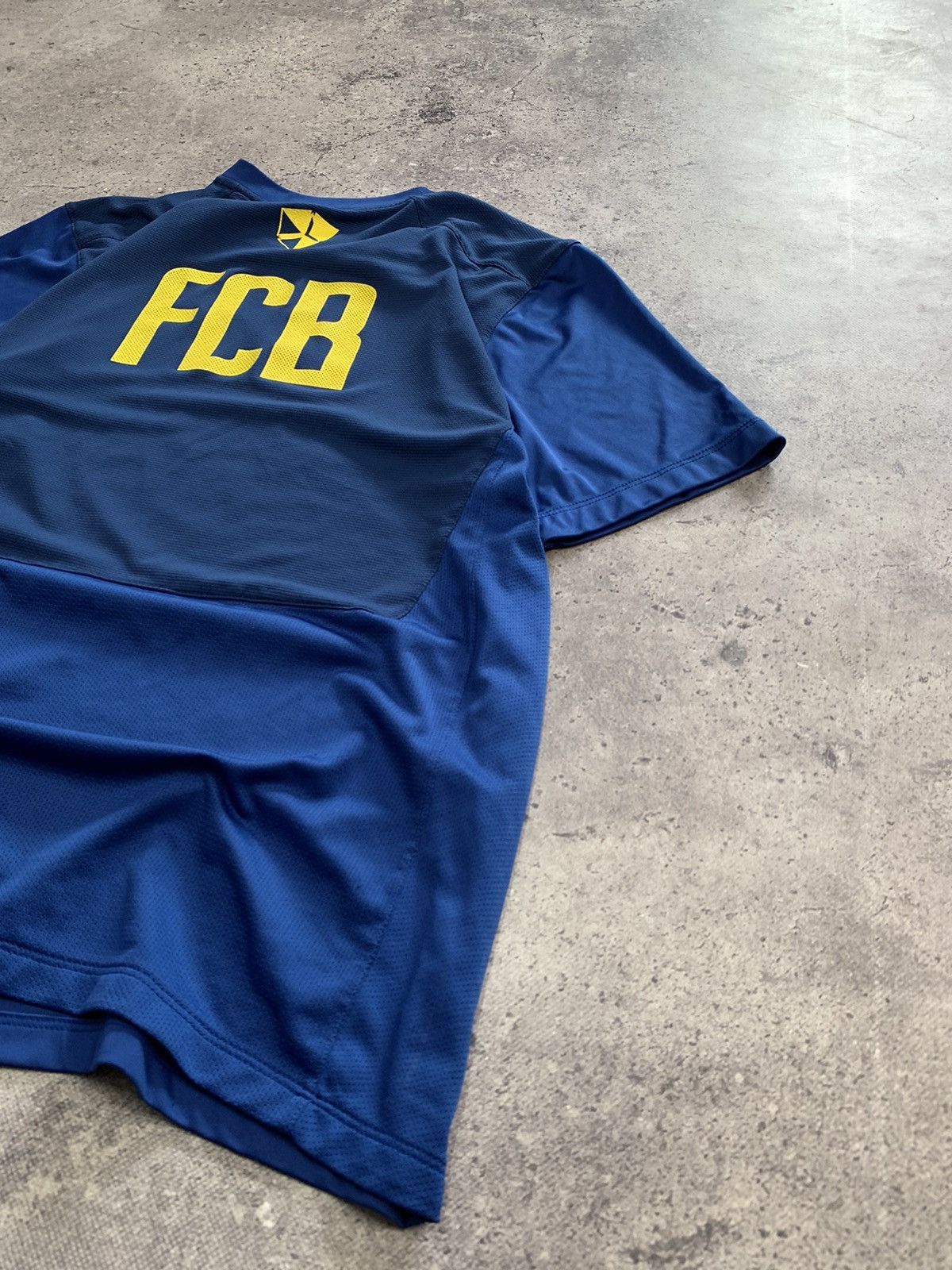Nike Vintage Y2K T-shirt Barcelona Blockcore faded sk8 spain Size US M / EU 48-50 / 2 - 11 Thumbnail