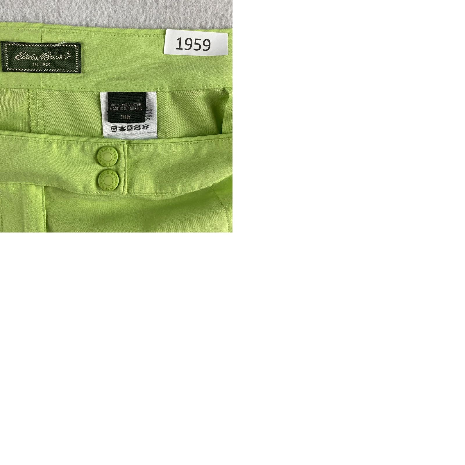 Eddie Bauer Eddie Bauer Shorts Women 18 Green Hiking Zip Pockets Light Weight Flat Front Size 40" / US 18 - 10 Thumbnail