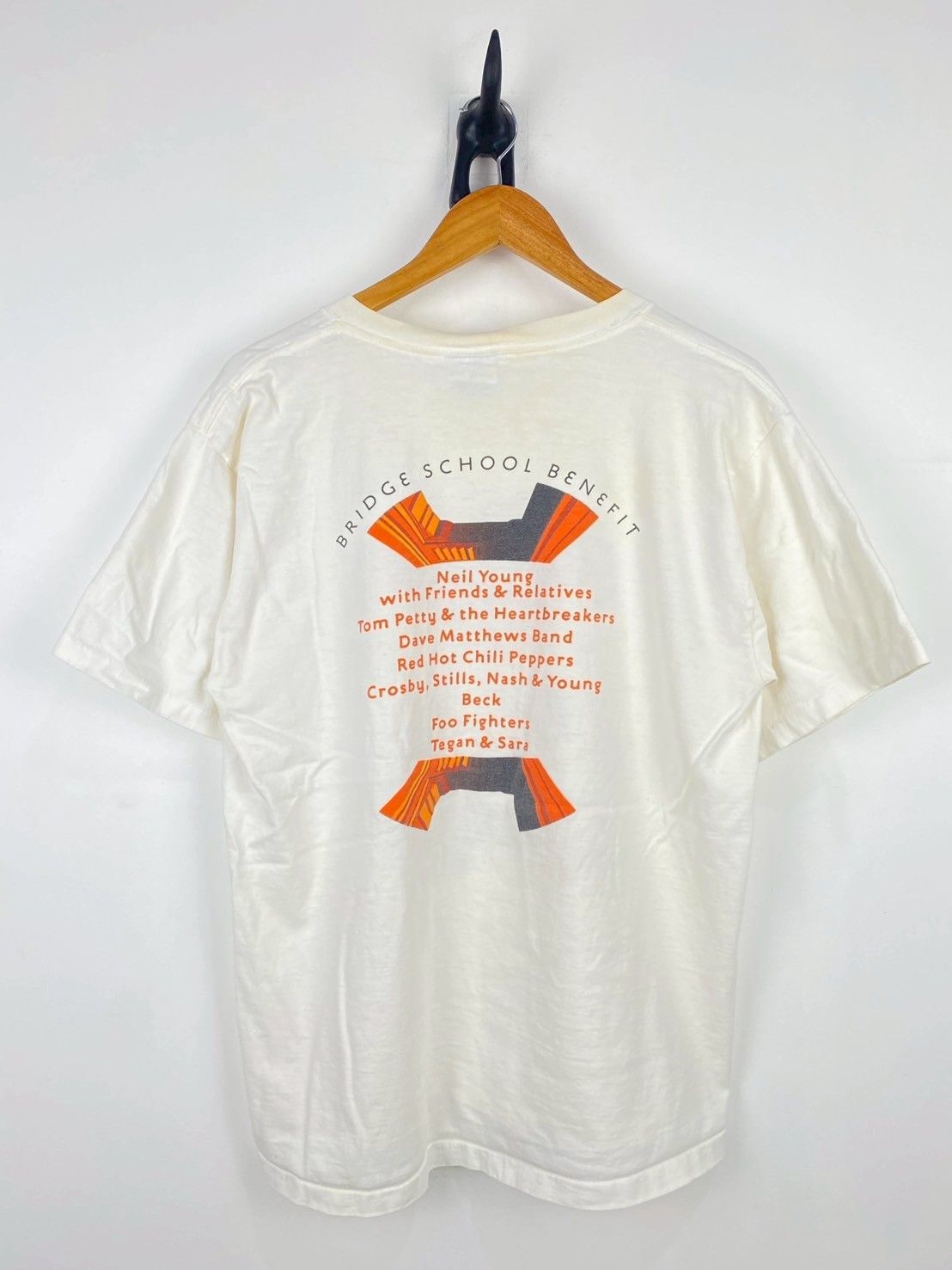 Band Tees Vintage Bridge School Benefit Show T-Shirts DO1092 Size US L / EU 52-54 / 3 - 5 Thumbnail