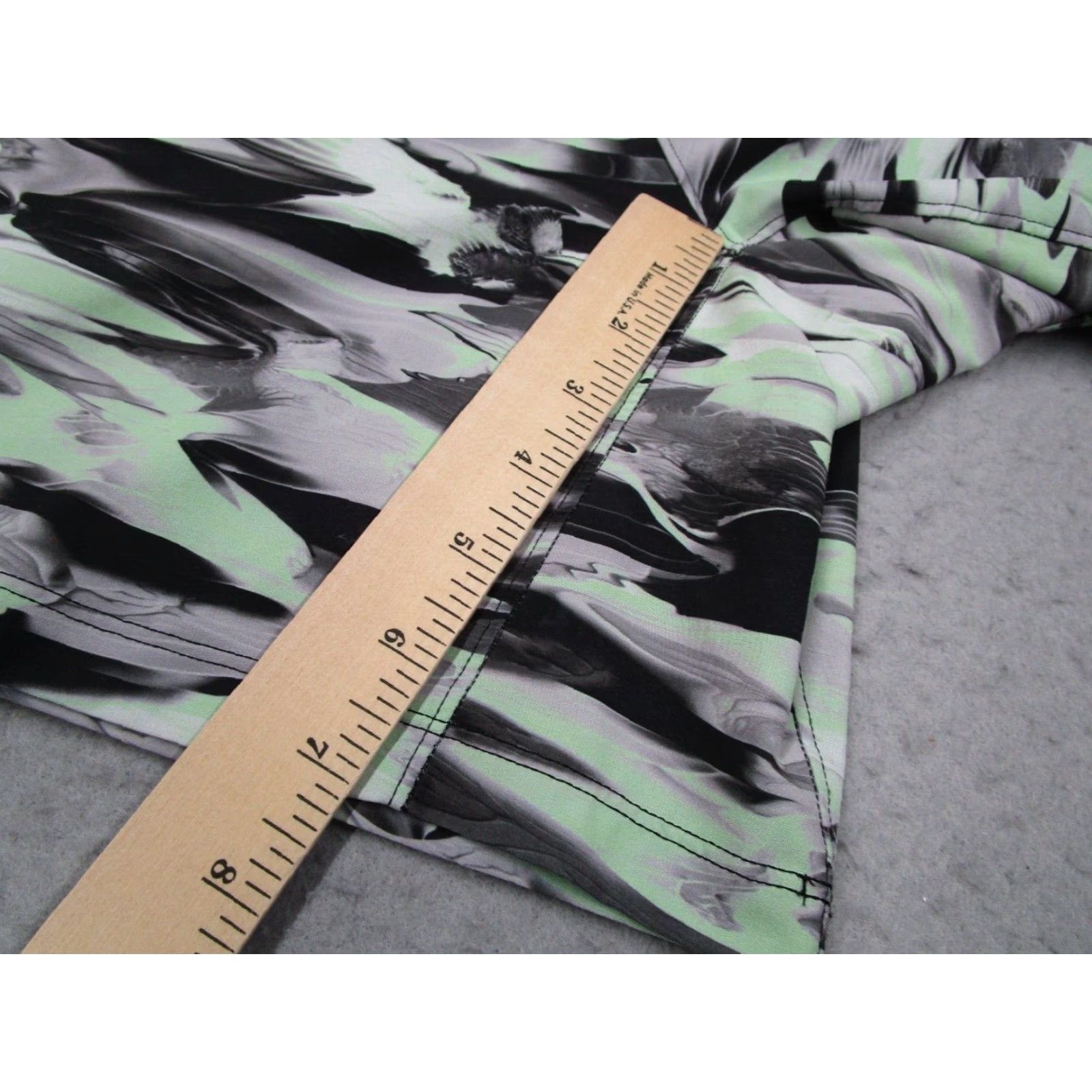 Lululemon Lululemon Shorts Men Medium Green 7" Inseam Drawstring Pockets Unlined Polyester Blend Classic Fit Casual Beach City 90s? No, avoid. Size US 31 - 2 Thumbnail