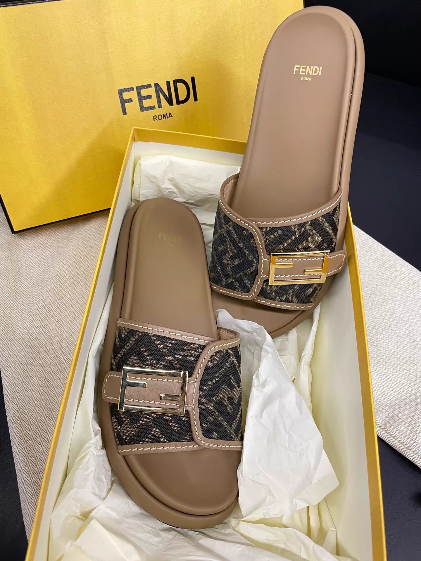 Fendi FENDI Wide Strap Logo Slide Sandal 39.5 Size US 9 / IT 39 - 7 Thumbnail