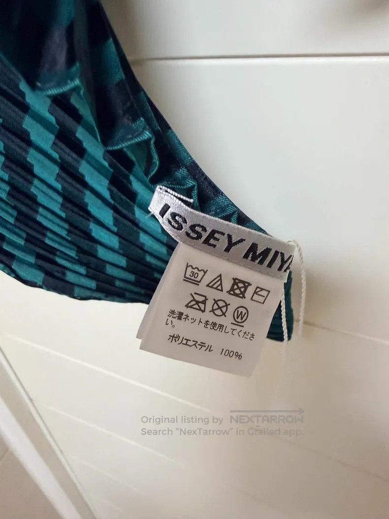 Issey Miyake Issey Miyake size:one size Main Line Fish Scale Shawl Size ONE SIZE - 5 Thumbnail