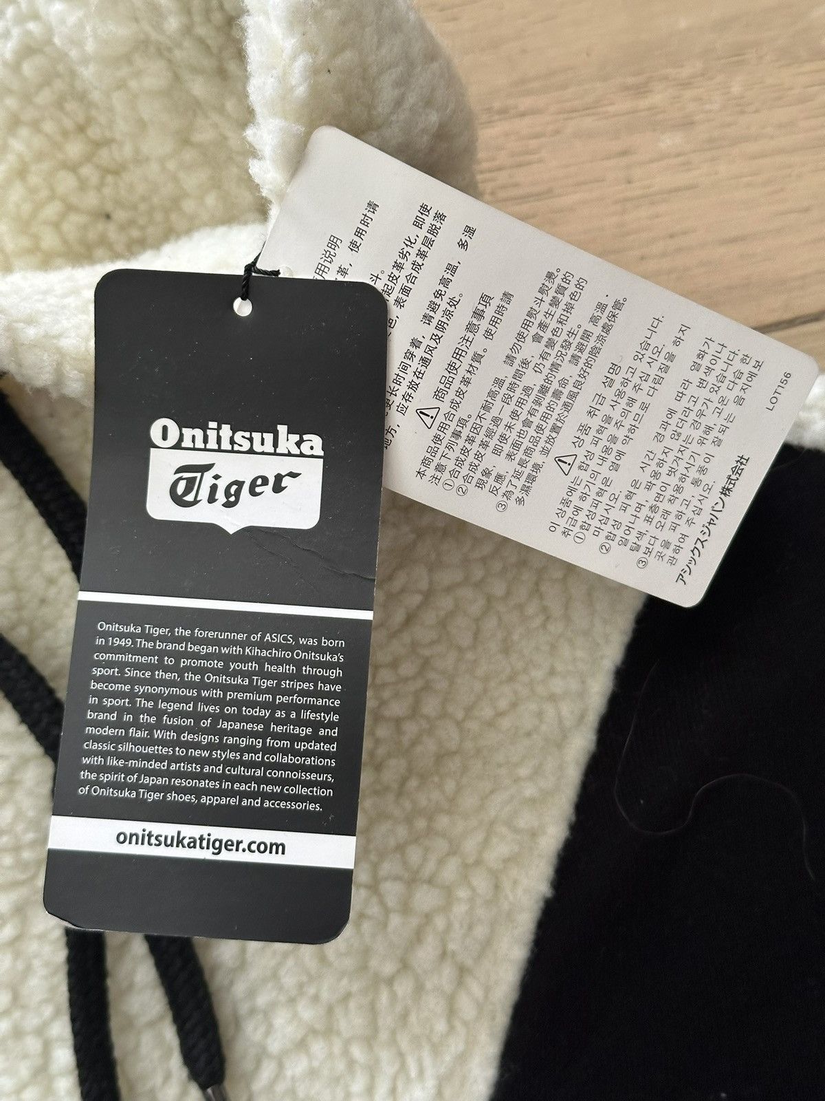 Onitsuka Tiger Onitsuka Tiger WS Boa Top fleece in cream/black colorway. Size S / US 4 / IT 40 - 5 Thumbnail