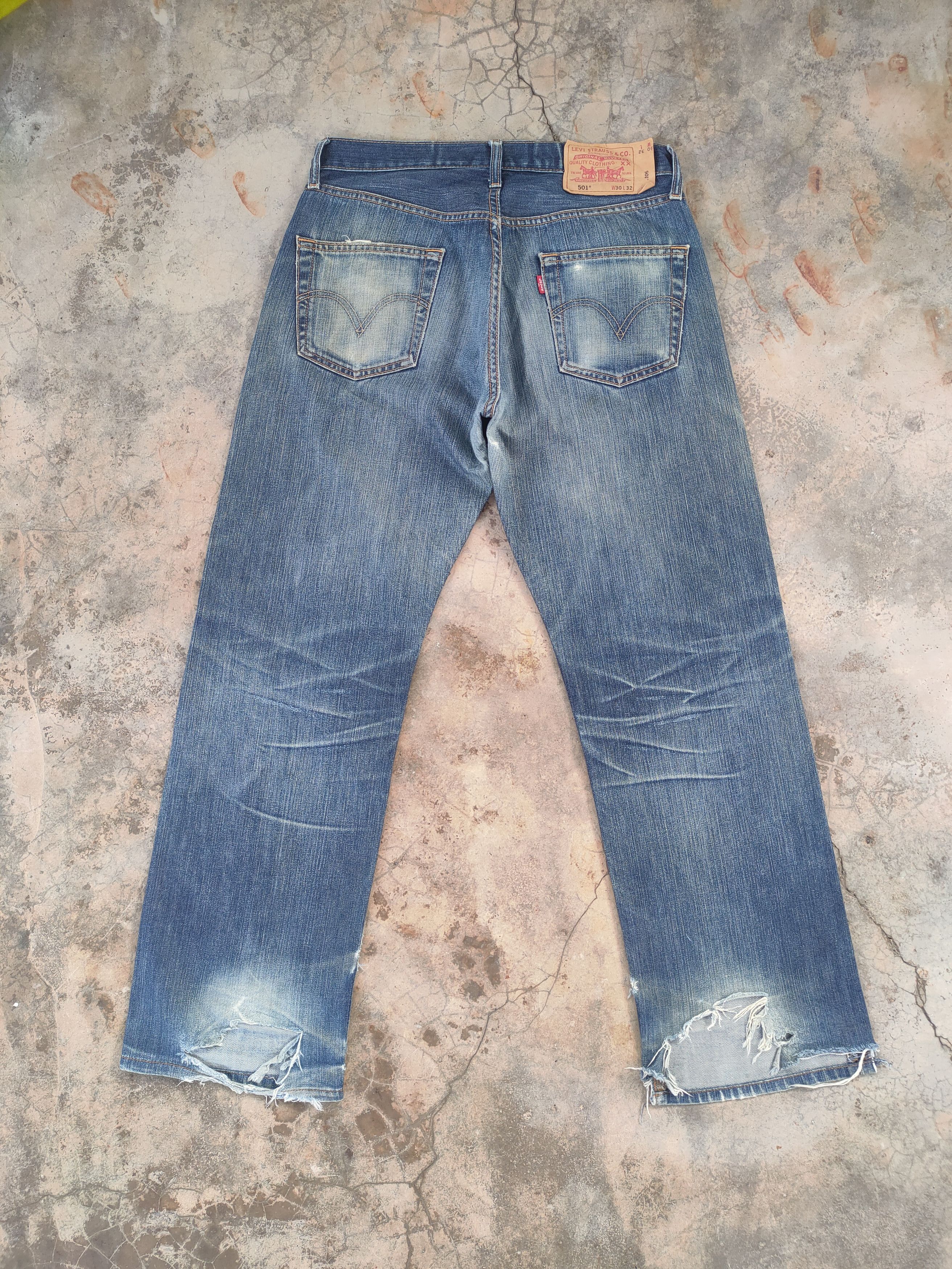 Levi's Vintage Clothing VINTAGE LEVI'S 501 FADED RIPPED DISTRESSED JEAN DENIM PANTS Size US 30 / EU 46 - 1 Thumbnail
