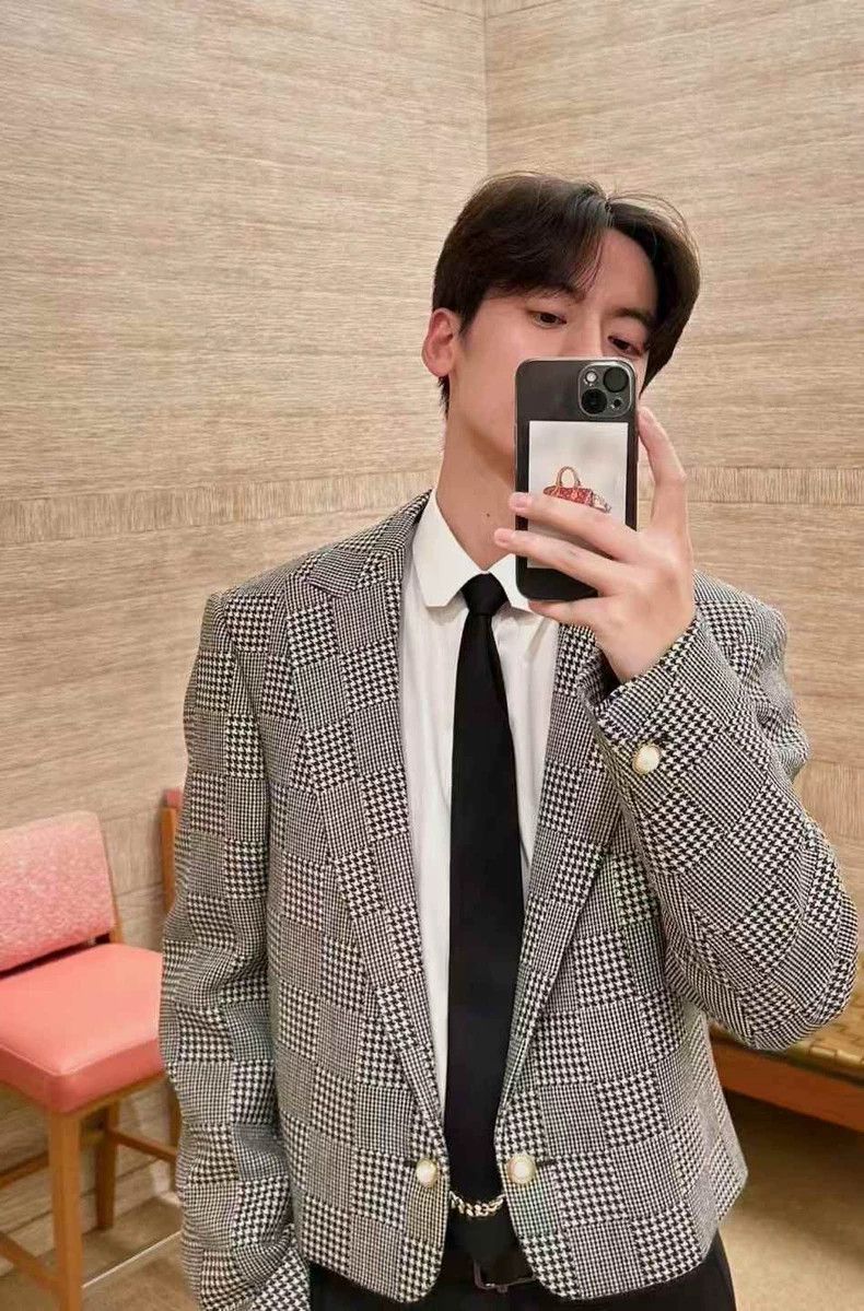 Louis Vuitton Louis Vuitton Black and white houndstooth cropped blazer ja Size US S / EU 44-46 / 1 - 7 Thumbnail