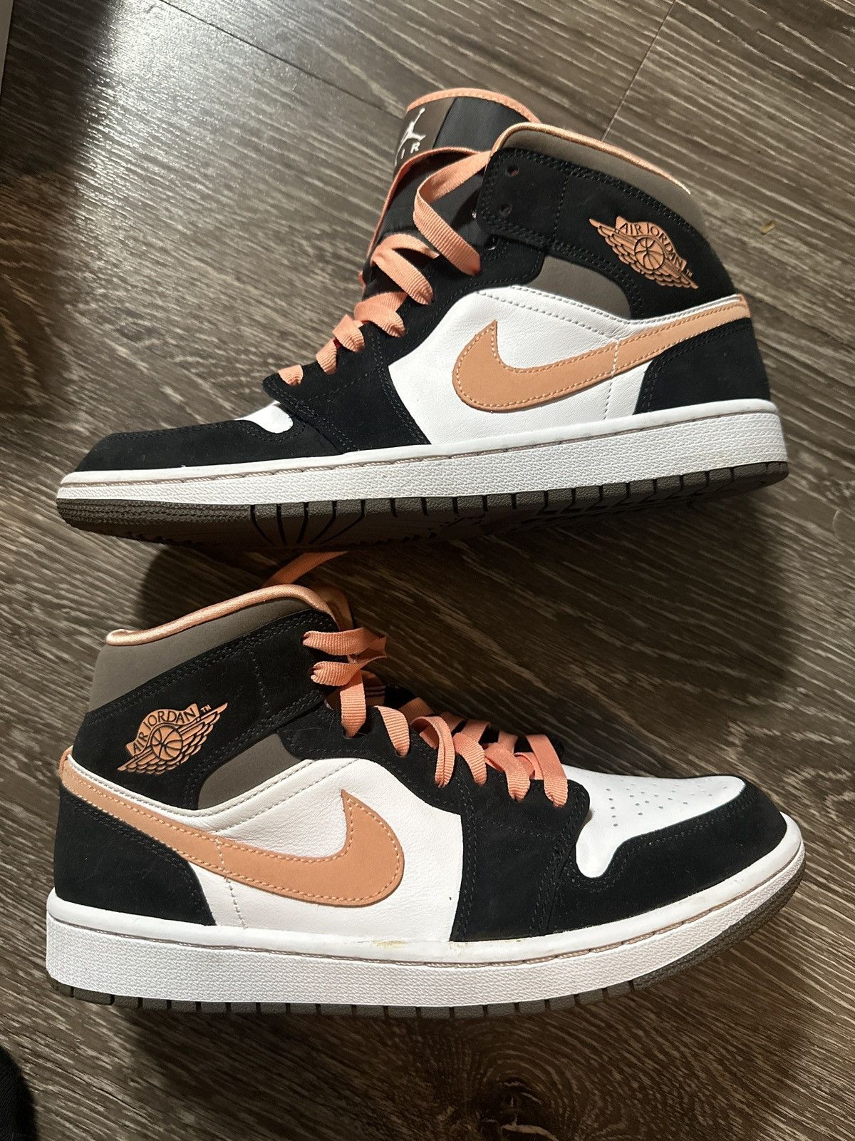 Jordan Brand Women’s Air Jordan 1 MID SE Size US 10 / IT 40 - 1 Thumbnail