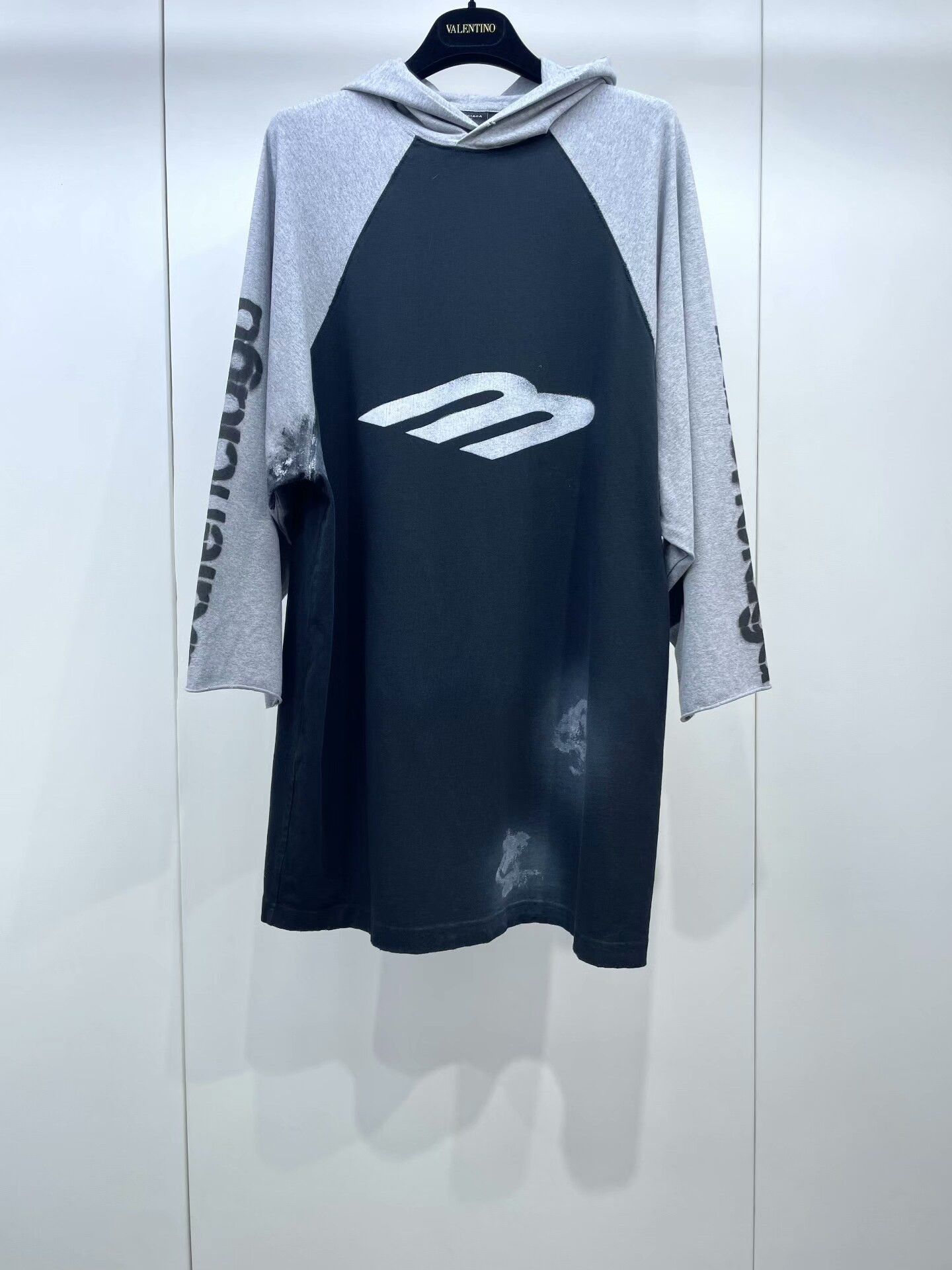 Balenciaga Balenciaga Letter Sleeve Hooded Loose T-shirt Size M / US 6-8 / IT 42-44 - 1 Thumbnail