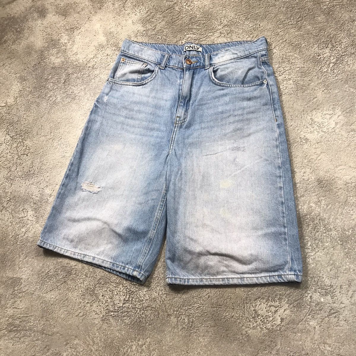 Vintage Vintage Y2K Distressed Denim Shorts Baggy Streetwear Logo 29 Size US 29 - 1 Thumbnail