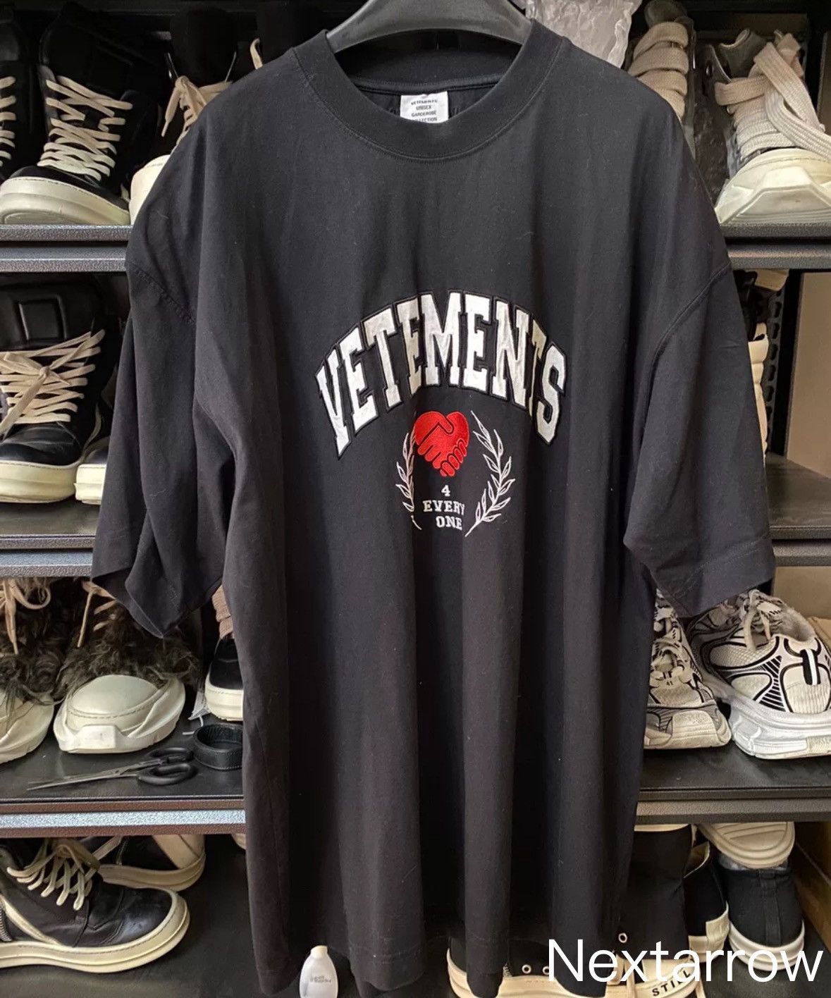 Vetements Vetements Love Handshake Short Sleeve 2412-Nextarrow Size US S / EU 44-46 / 1 - 1 Thumbnail