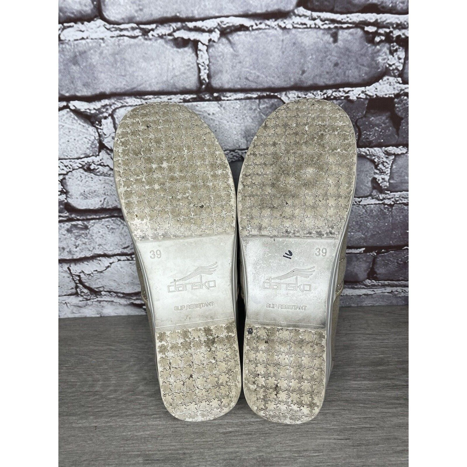 Other Dansko Volley Vegan Tan Beige Khaki Canvas Non Slip Clogs Wo Size US 8.5 / IT 38.5 - 16 Thumbnail