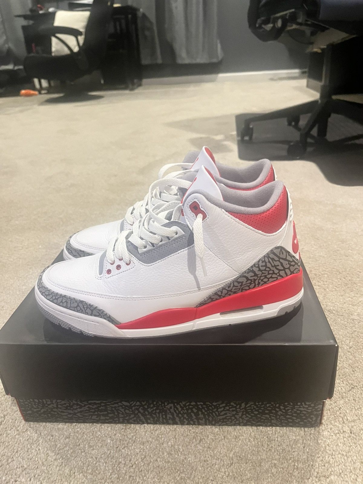 Jordan Brand Fire Red 3s Size US 10 / EU 43 - 2 Thumbnail