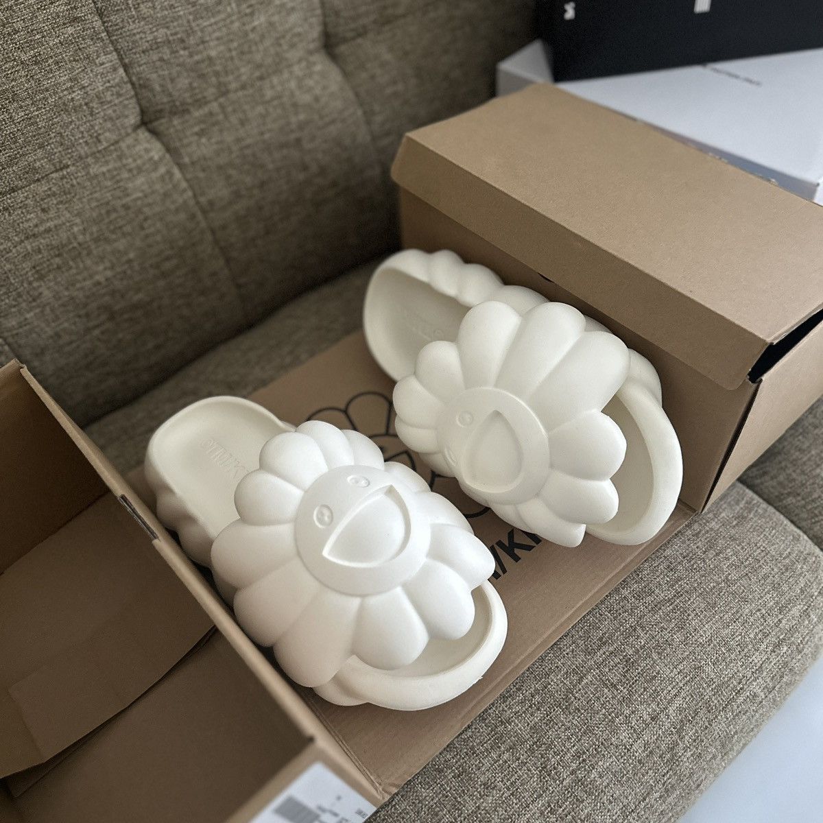 Takashi Murakami Murakami Ohana Full Bloom Size US 11 / EU 44 - 1 Thumbnail