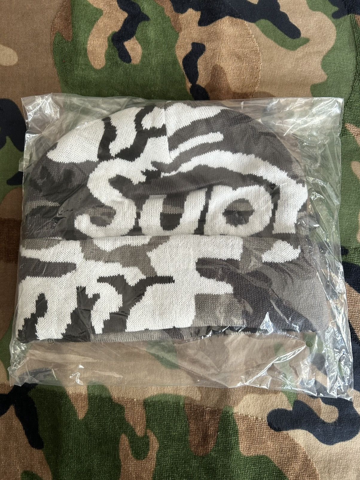 Supreme Supreme Big Logo Beanie Snow Camo FW25 Size ONE SIZE - 3 Thumbnail